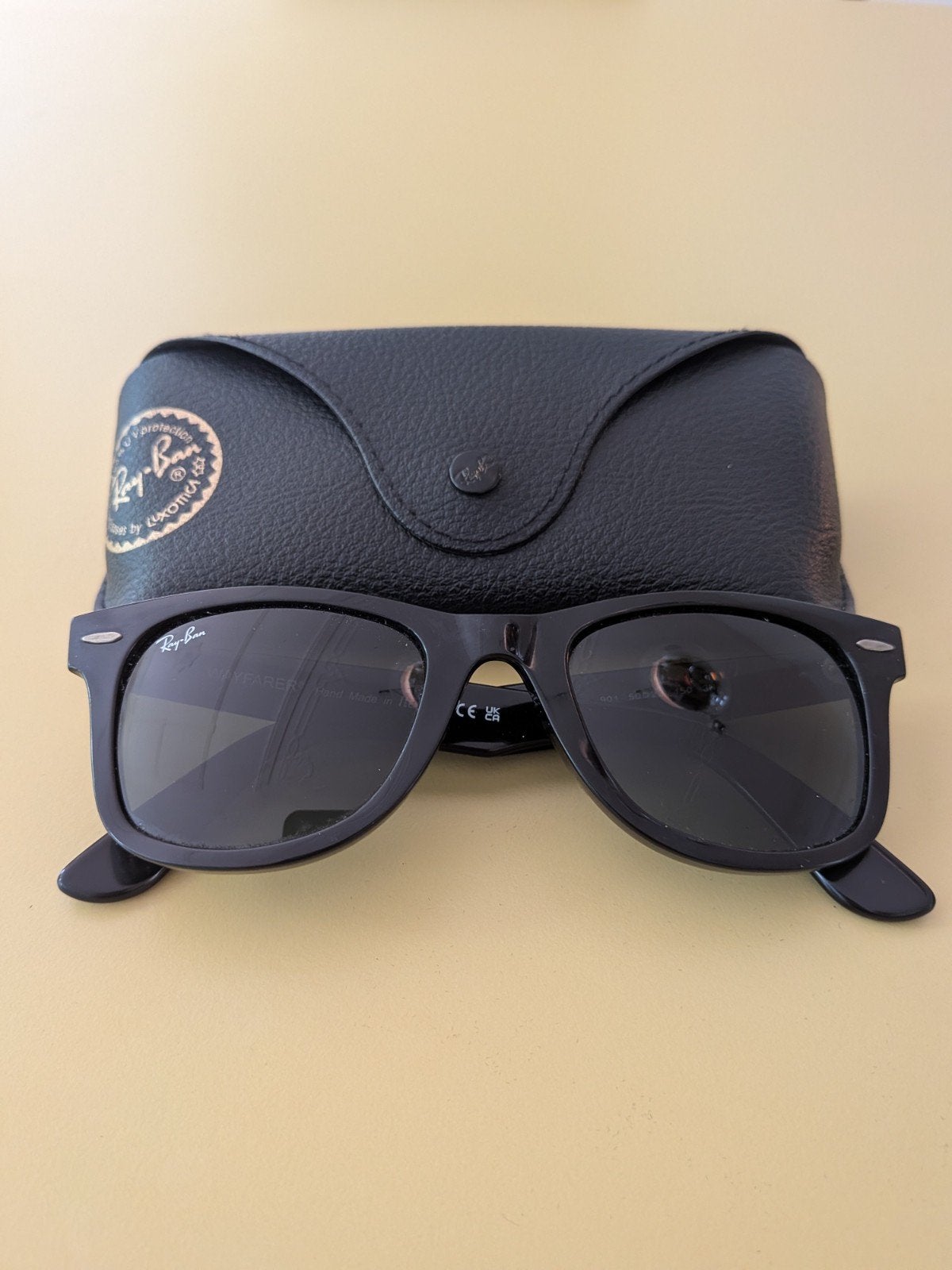 Ray-Ban Wayfarer Zonnebril - Klassiek Zwart Design, Gebruikt, Zonnebril, Zwart, Ophalen of Verzenden