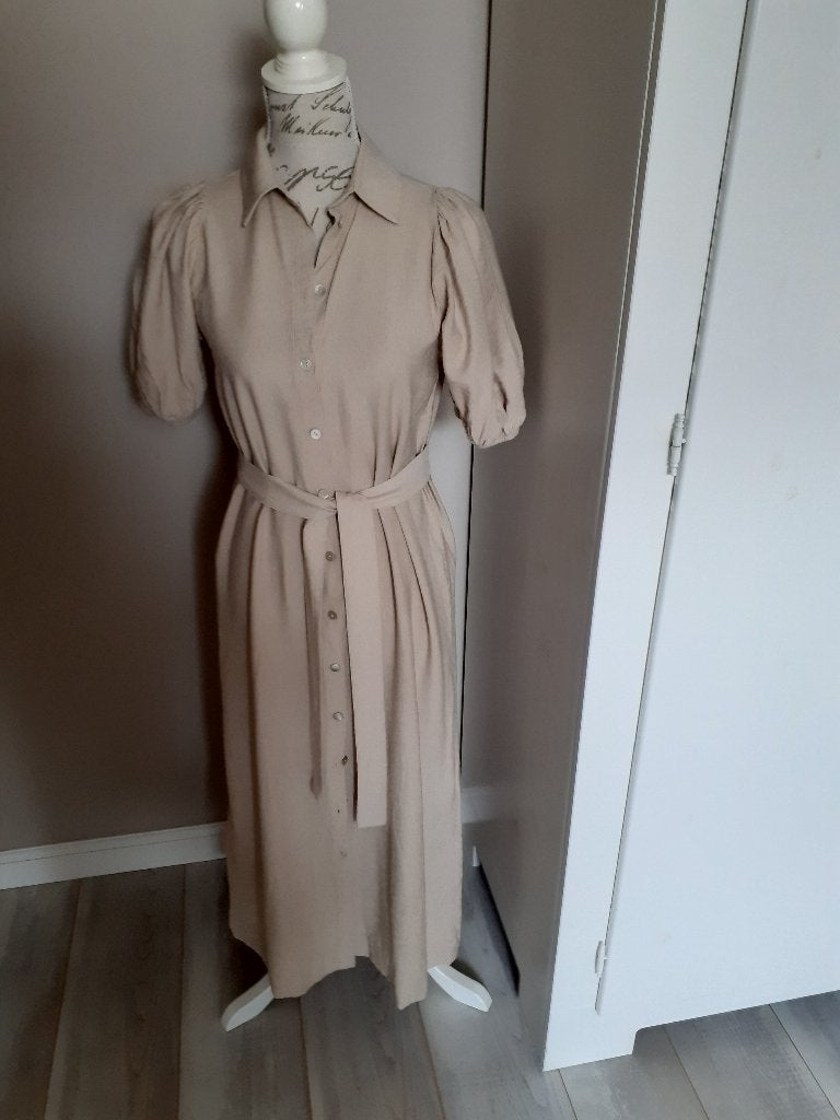 Prachtig beige jurk, merk: SISTERS POINT, maat S., Beige, Sisters Point, Ophalen of Verzenden, Zo goed als nieuw