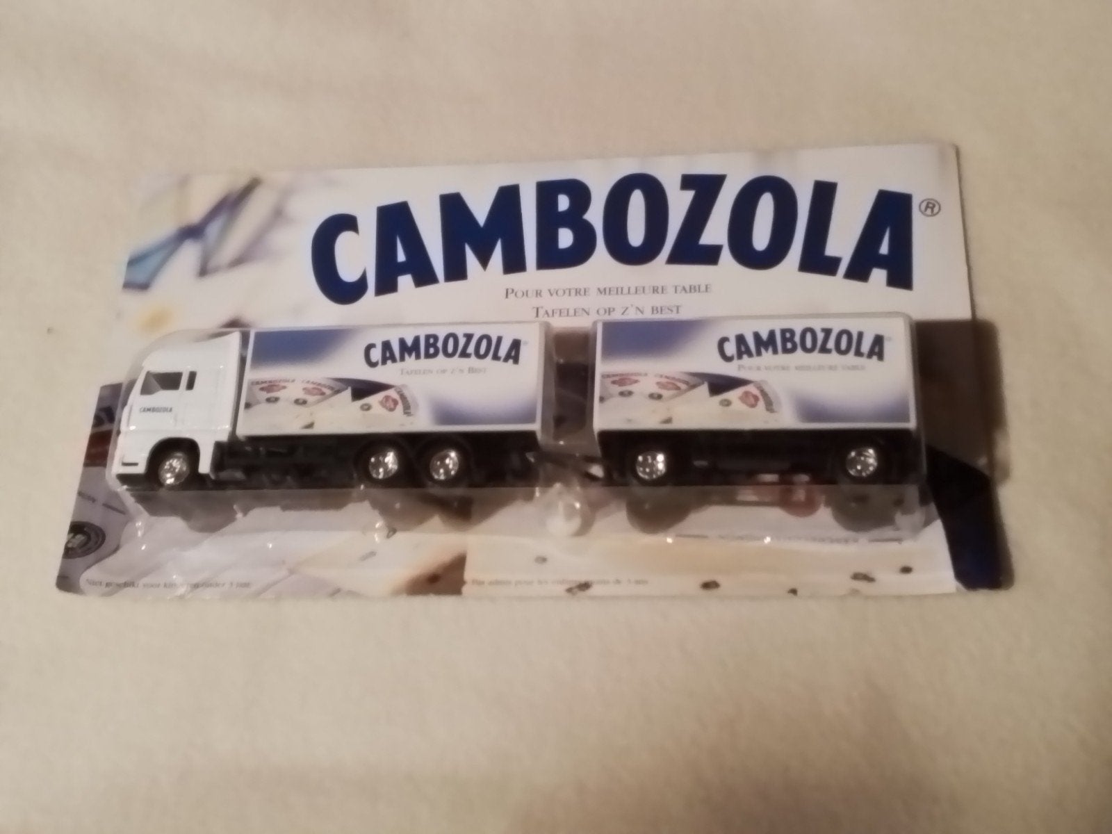 Cambozola Vrachtwagen met Oplegger - Nieuw in Verpakking, Hobby en Vrije tijd, Ophalen of Verzenden, Nieuw, Truck, Overige merken
