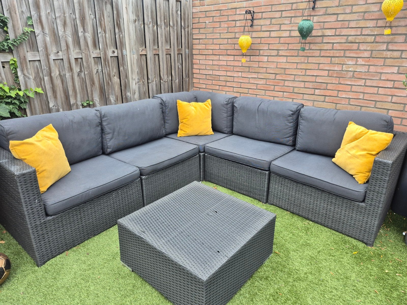 Wicker loungeset met hocker - kussens verkleurd, Tuin en Terras, Ophalen, 5 zitplaatsen, Gebruikt, Bank