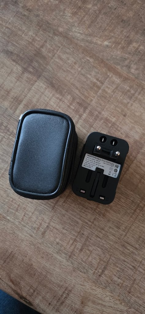 northwall reisstekker universeel wereld adapter, Ophalen of Verzenden, Zo goed als nieuw