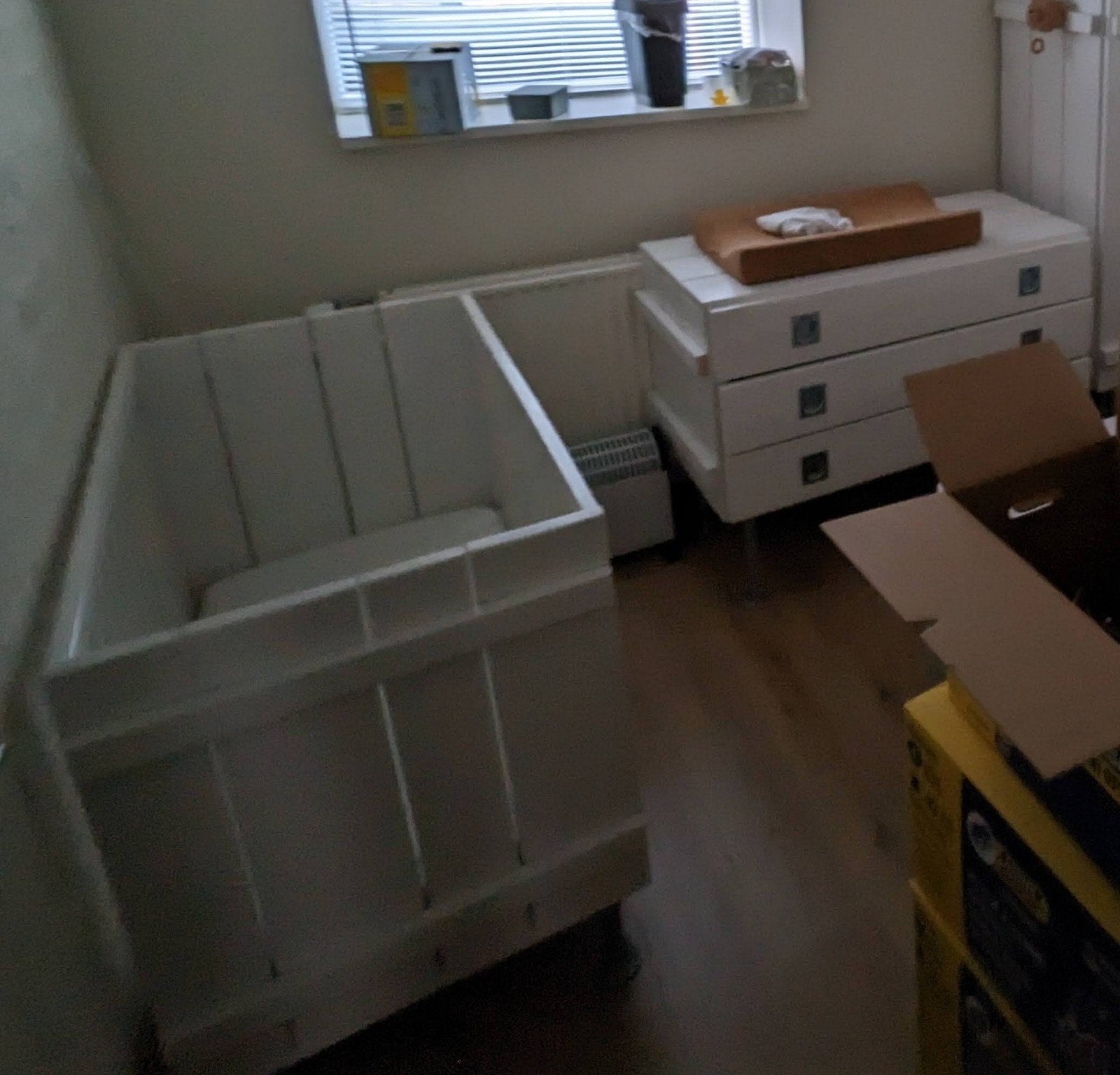 Wit houten ledikantje en commode gratis af te halen., Kinderen en Baby's, Ophalen, Gebruikt, Ledikant