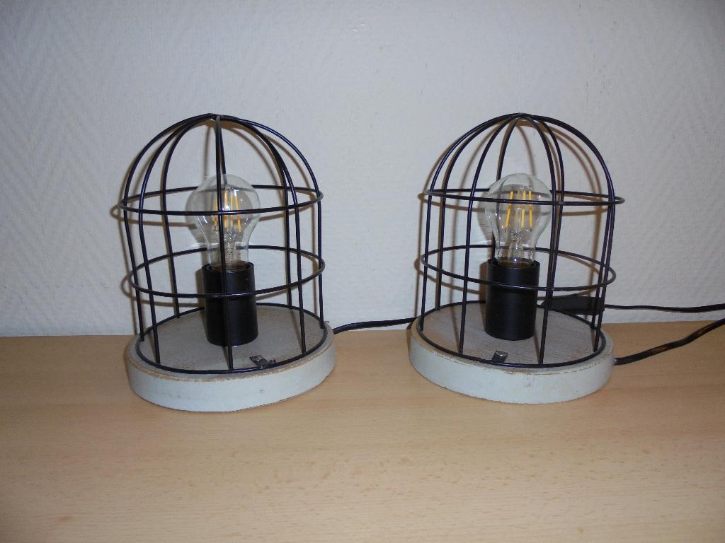 2 zwarte lampjes nieuwe, Huis en Inrichting, Lampen | Tafellampen, Nieuw, Ophalen of Verzenden, Zwart ijzer, Metaal