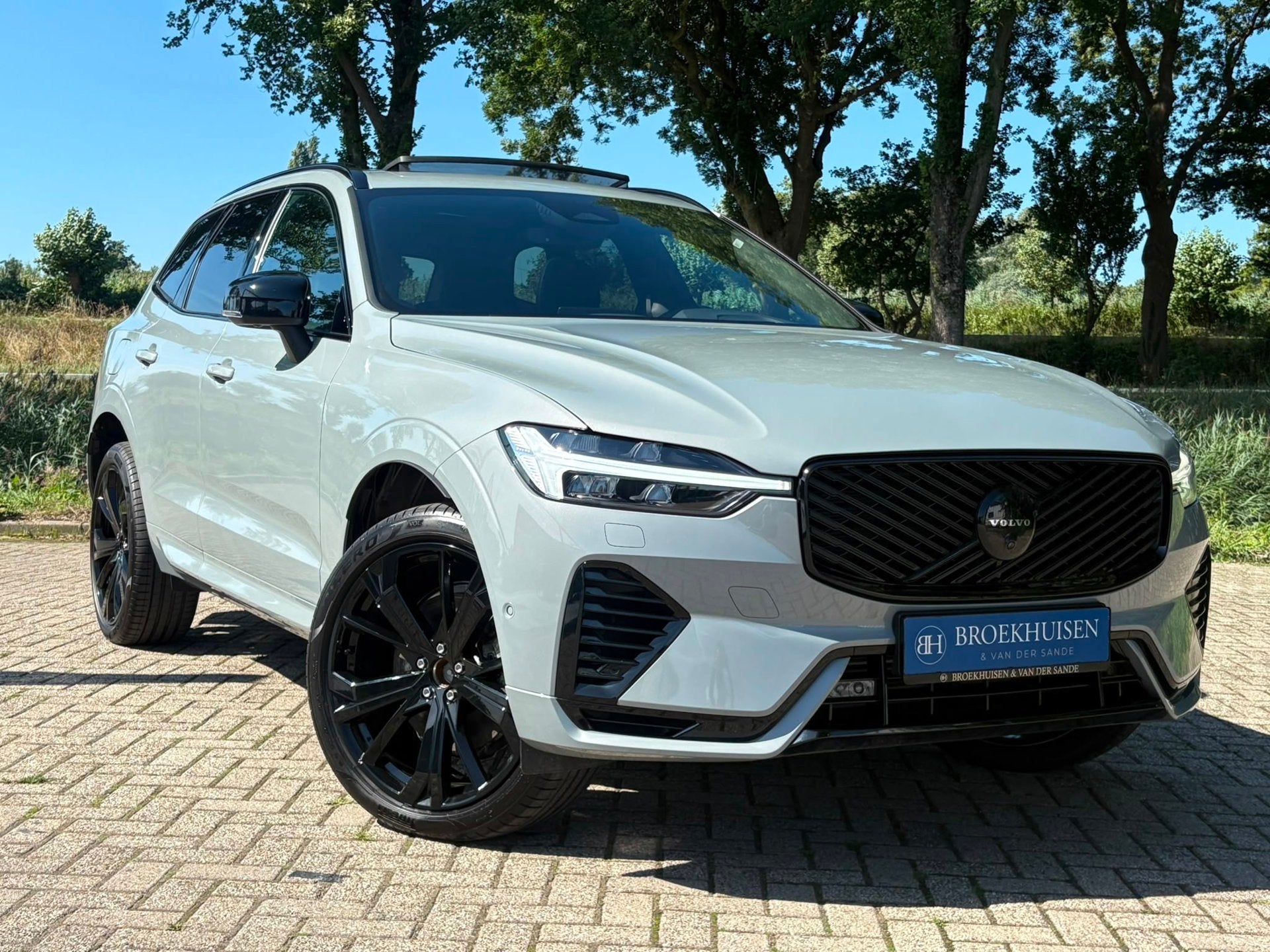 Volvo XC60 2.0 T8 Plug-in hybrid AWD Ultra Black Edition NW, Auto's, Automaat, Dealer onderhouden, Gebruikt, Zwart