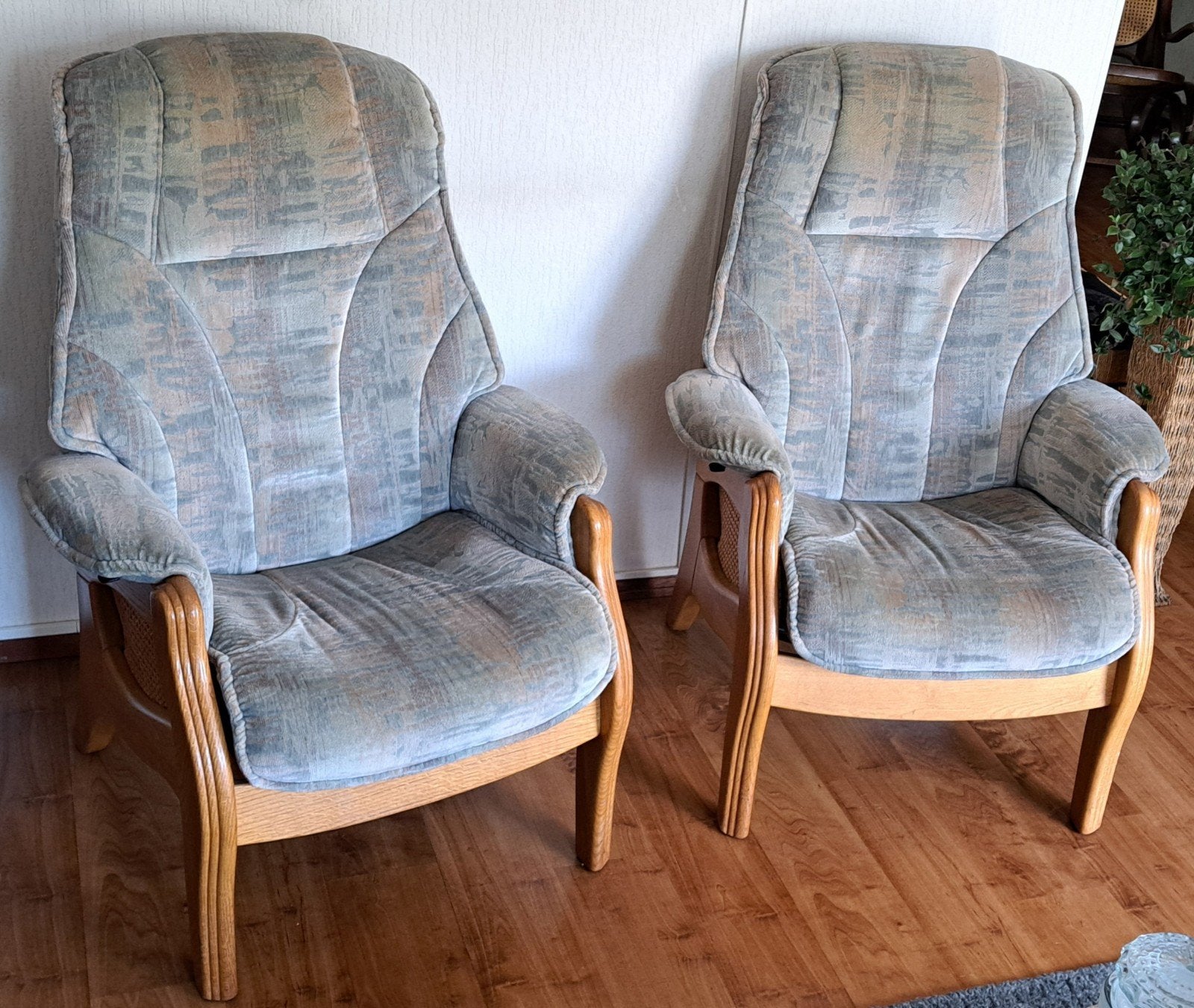 2x luxe relaxfauteuil, traploos verstelbare rugleuning.