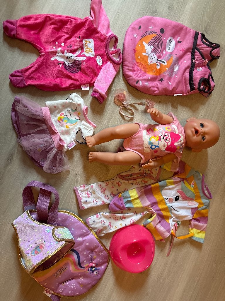 Baby Born + kleertjes en draagzak, Ophalen, Gebruikt, Babypop