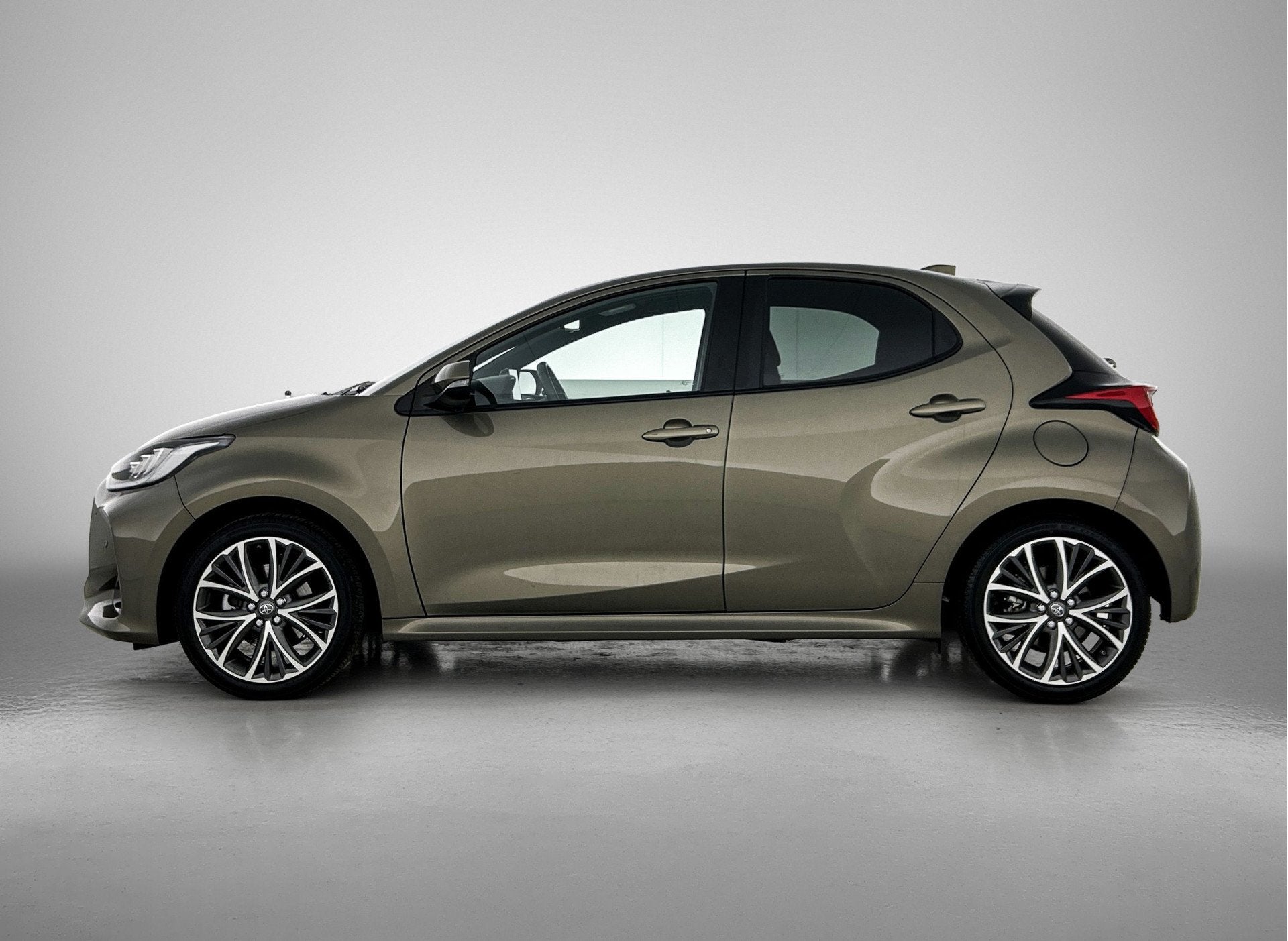 Toyota Yaris 1.5 Hybrid 130 Executive | BTW Voertuig | Dodeh, 450 kg, Gebruikt, 3 cilinders, Yaris