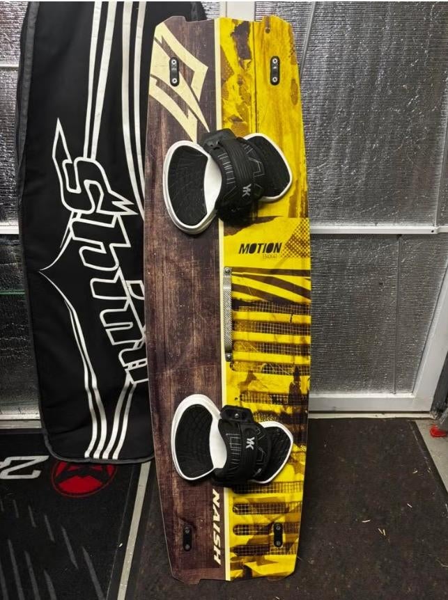 Naish Motion kitesurfboard compleet 134 x 41, Watersport en Boten, Kitesurfen, Ophalen, Gebruikt, Twintip, Kiteboard