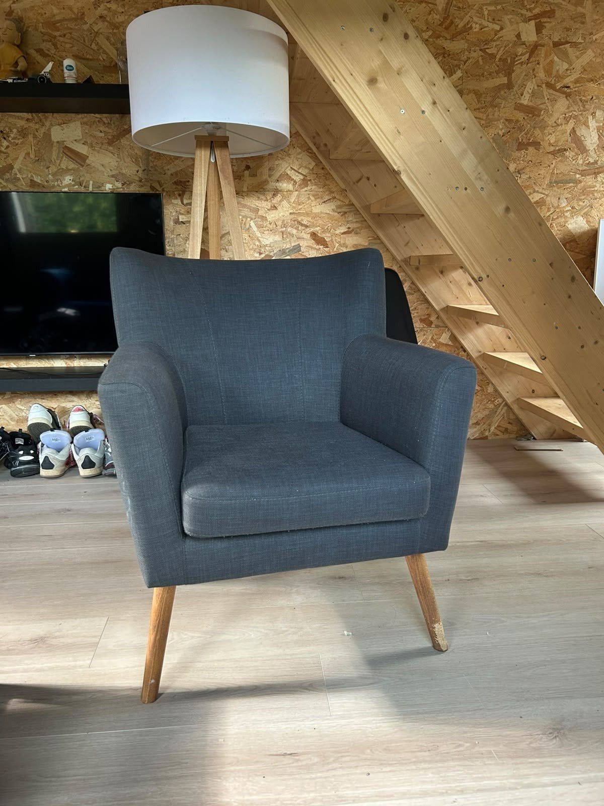 Comfortabele fauteuil met kleine gaatjes, Ophalen, Hout, Gebruikt, 75 tot 100 cm