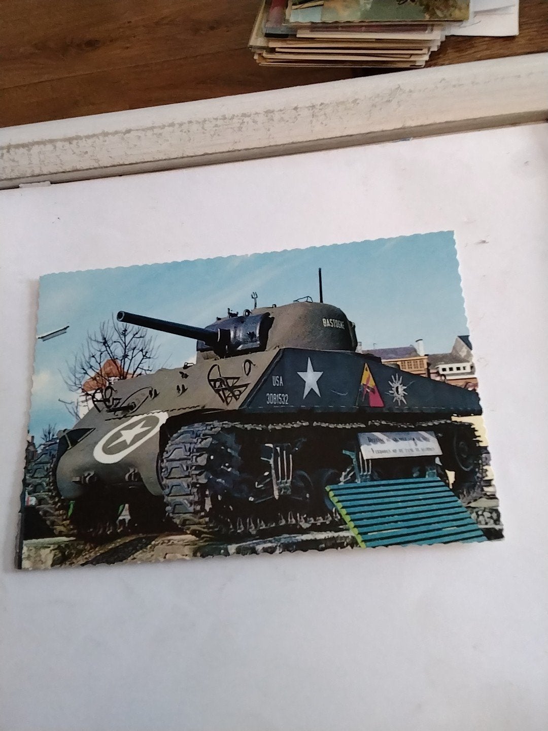 Ansichtkaart Bastogne: Generaal Mac Auliffe met Tank, Verzamelen, Ophalen of Verzenden, 1960 tot 1980, Ongelopen, Luxemburg