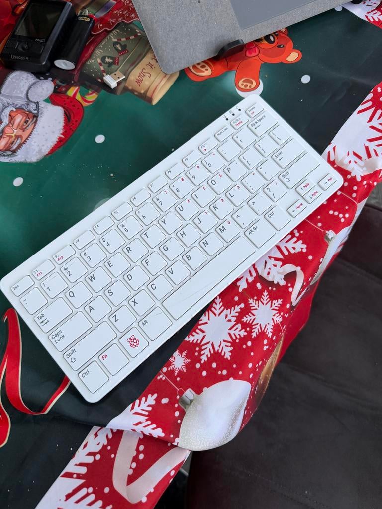 Raspberry Pi 400 - Compacte Personal Computer in Toetsenbord, Ophalen of Verzenden, Qwerty, Zo goed als nieuw, Bedraad