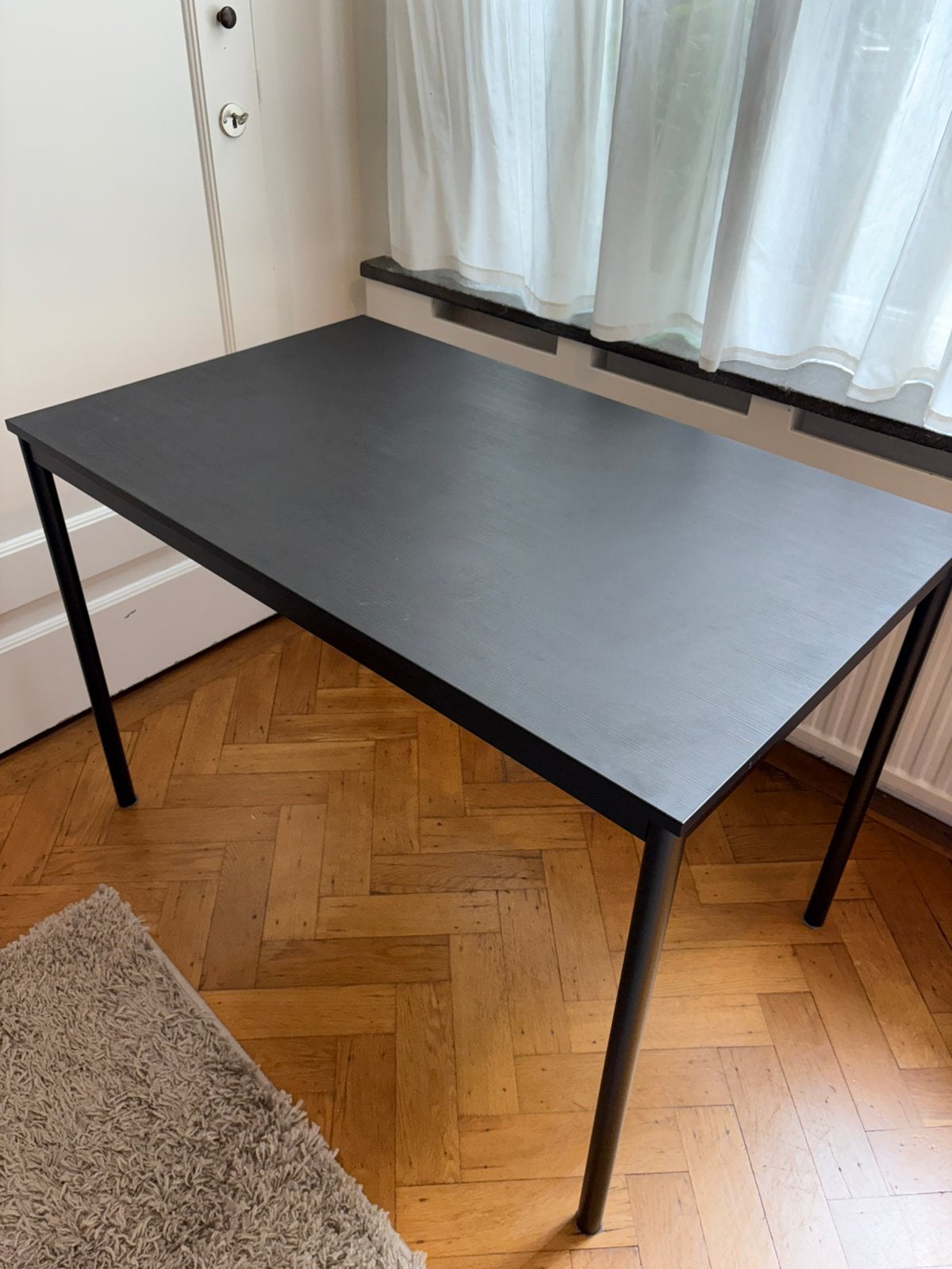 Zwart IKEA Sandsberg bureau, Ophalen, 100 tot 150 cm, Zo goed als nieuw, Modern