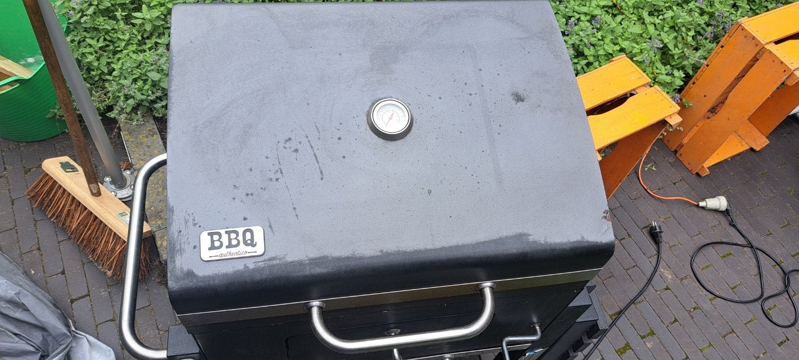 Foto 3 van BBQ Smoker - Gebruikte Houtskoolbarbecue met Thermometer