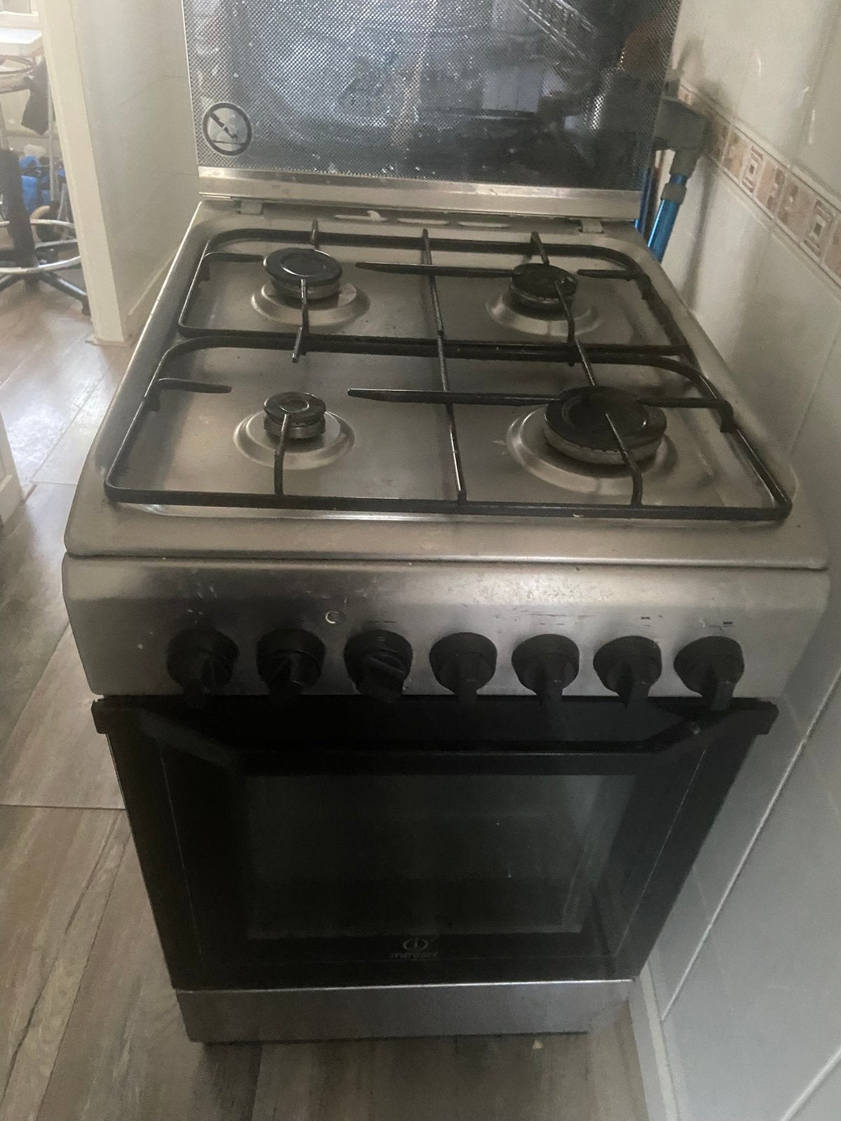 Gasfornuis Indesit, Witgoed en Apparatuur, Fornuizen, Ophalen, 4 kookzones, Zo goed als nieuw, Gas
