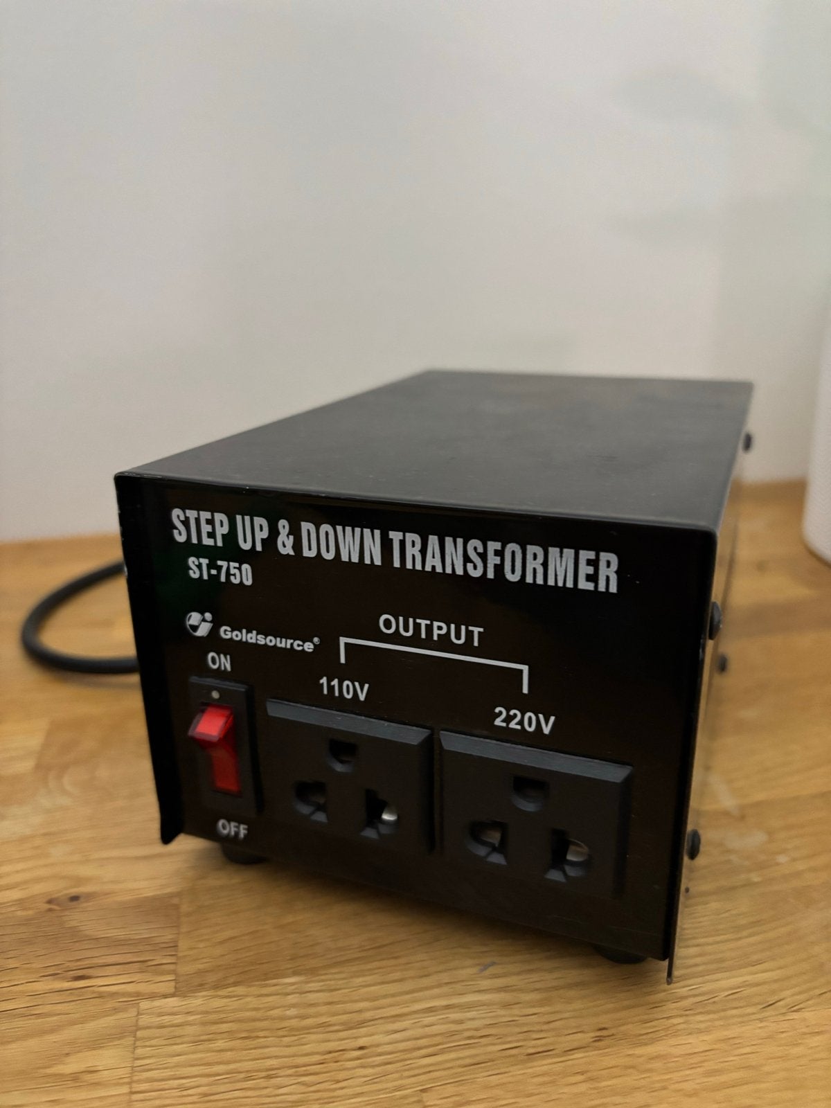 GoldSource ST-750 Step Up & Down Transformator 110V - 220V, Ophalen of Verzenden, Gebruikt