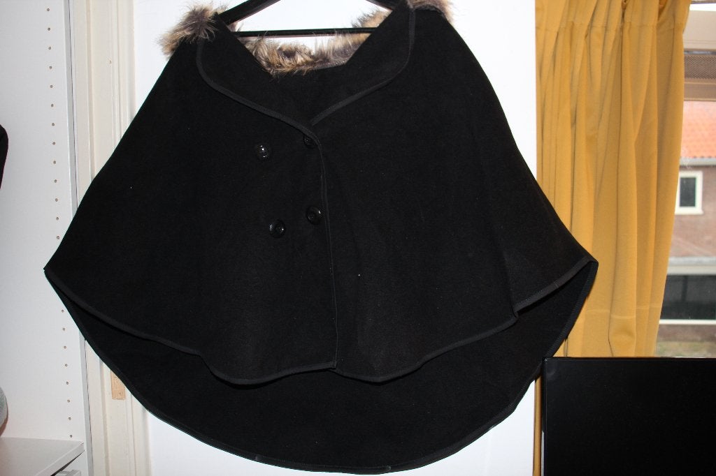 ZGAN Vilt Cape met faux bontkraag - zwart/bruin one size, Kleding | Dames, Jassen | Winter, Ophalen of Verzenden, Zo goed als nieuw