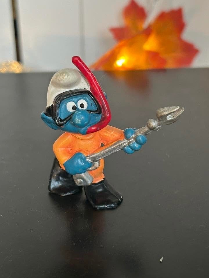Vintage Schleich Smurf duiker met harpoen (1979), Verzamelen, Smurfen, Ophalen of Verzenden, Gebruikt, Overige Smurfen, Poppetje, Figuurtje of Knuffel