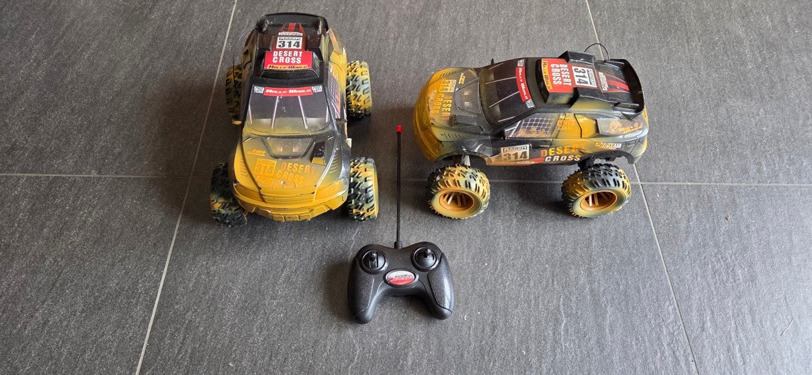Op afstand bestuurbare auto - Desert Cross (2 stuks), Hobby en Vrije tijd, Elektro, Gebruikt, Auto offroad, Ophalen of Verzenden
