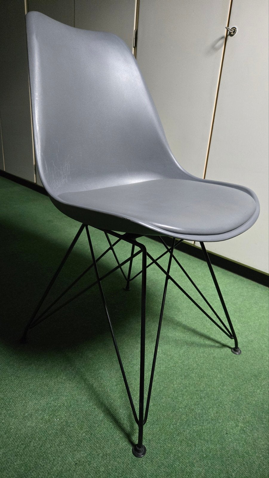 Grijze design stoel met lichte gebruikssporen, Ophalen, Modern design, Kunststof, Gebruikt