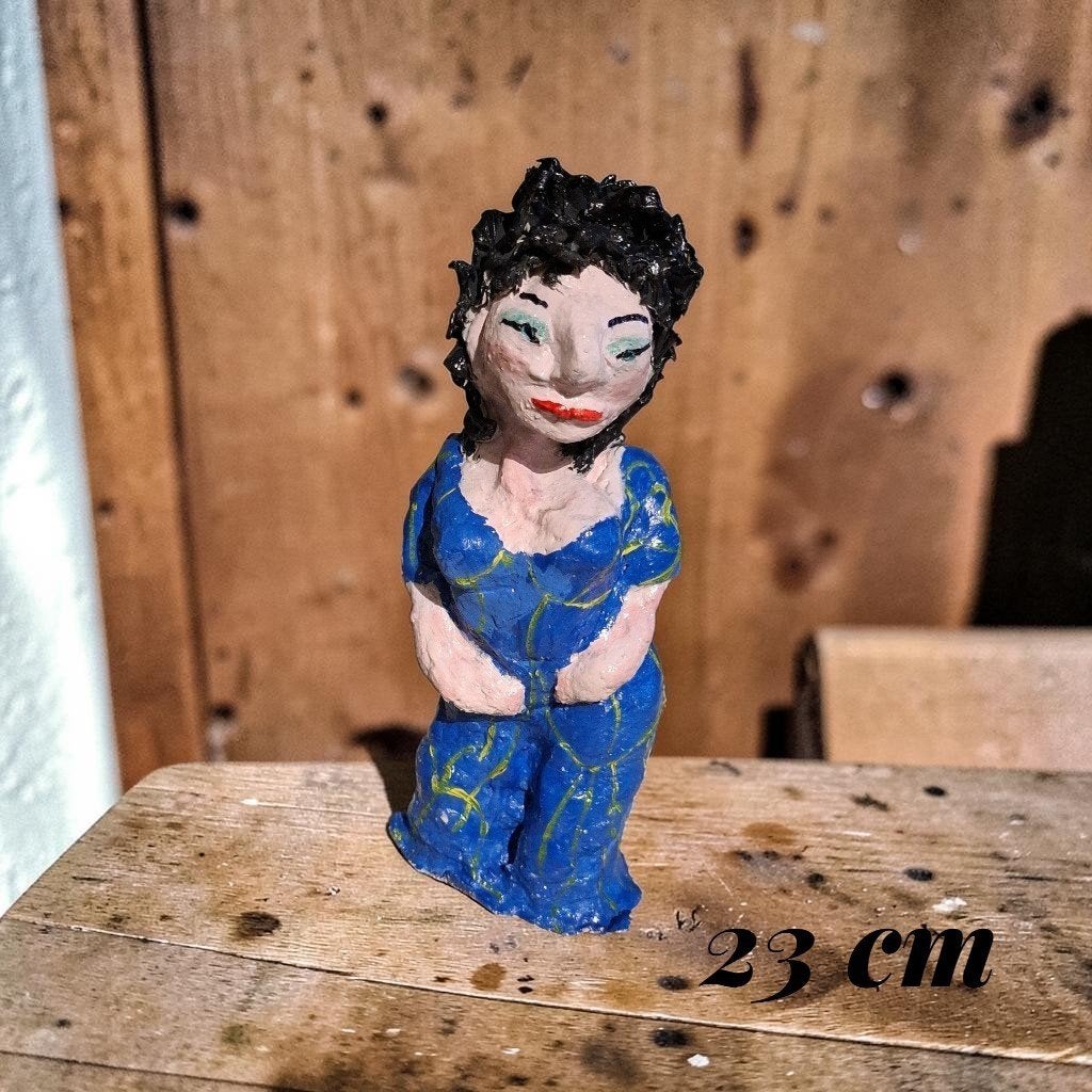 Handgemaakt beeldje van een vrouw in blauwe jurk, Blauw, Minder dan 20 cm, Ophalen of Verzenden, Overige materialen