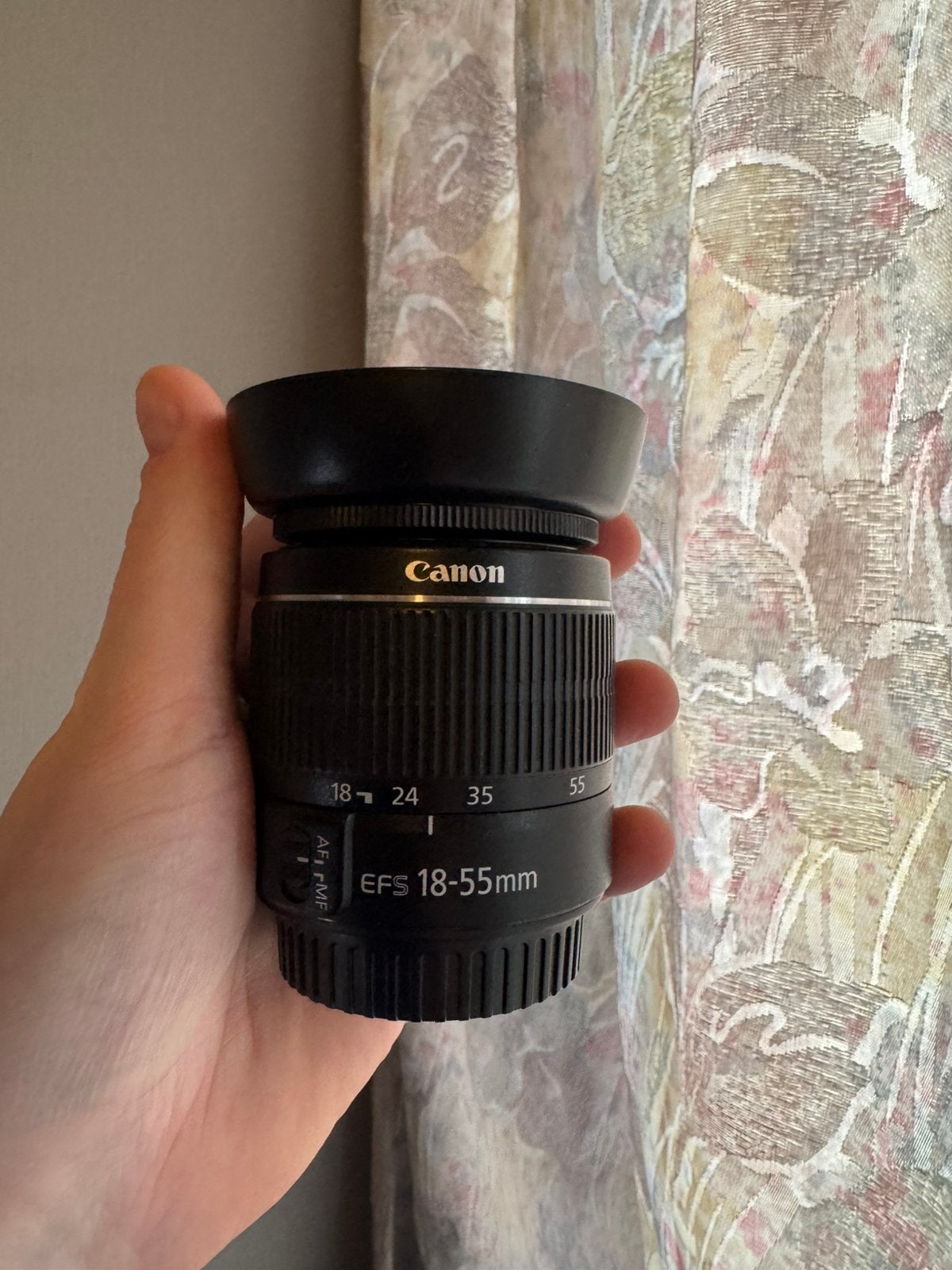 Canon EF-S 18-55mm III lens + zonnekap (ALS NIEUW), Audio, Tv en Foto, Fotografie | Lenzen en Objectieven, Ophalen, Canon, Zo goed als nieuw