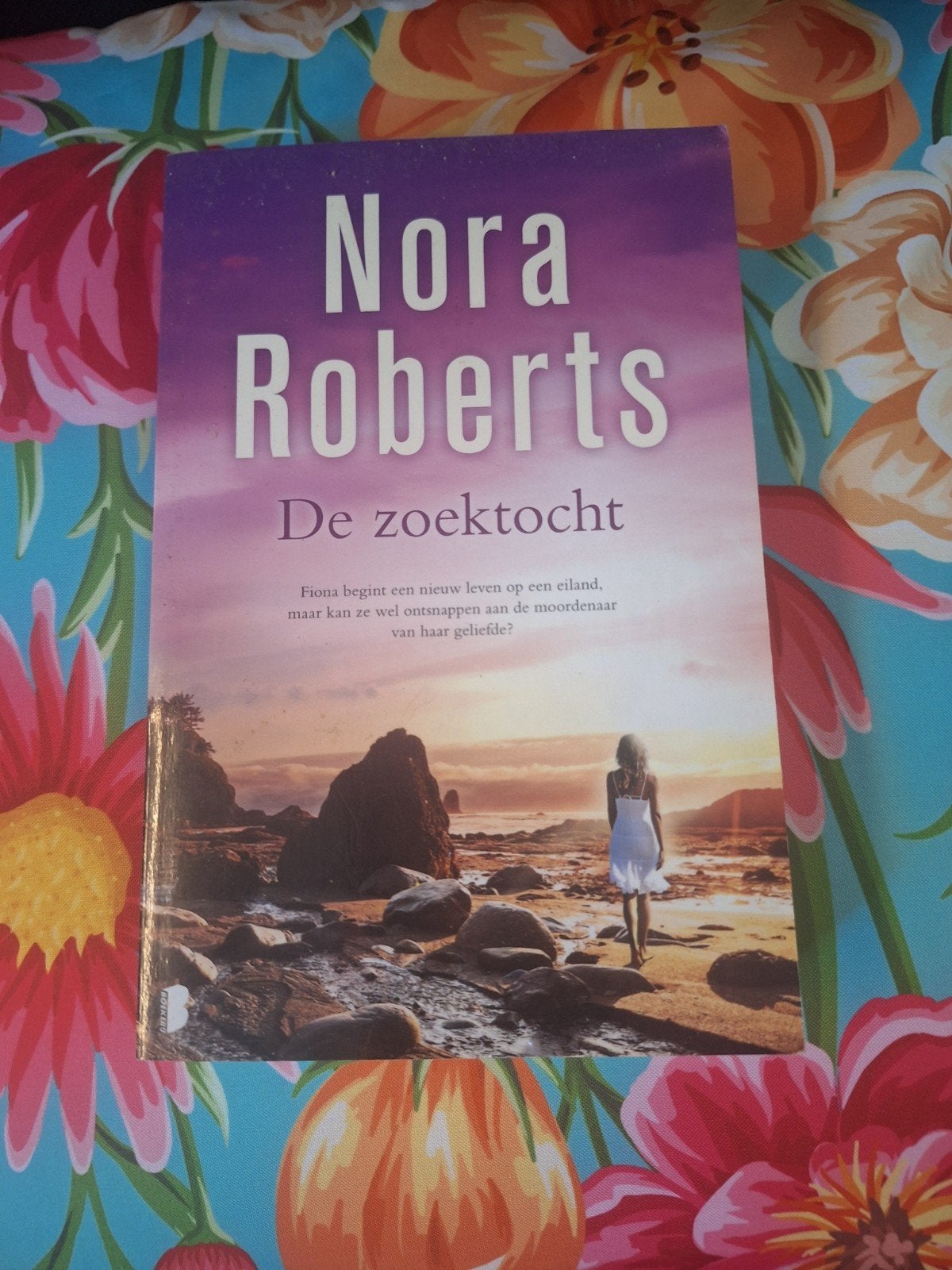 Nora Roberts - De zoektocht (roman), Ophalen of Verzenden, Gelezen, Nora Roberts, Nederland