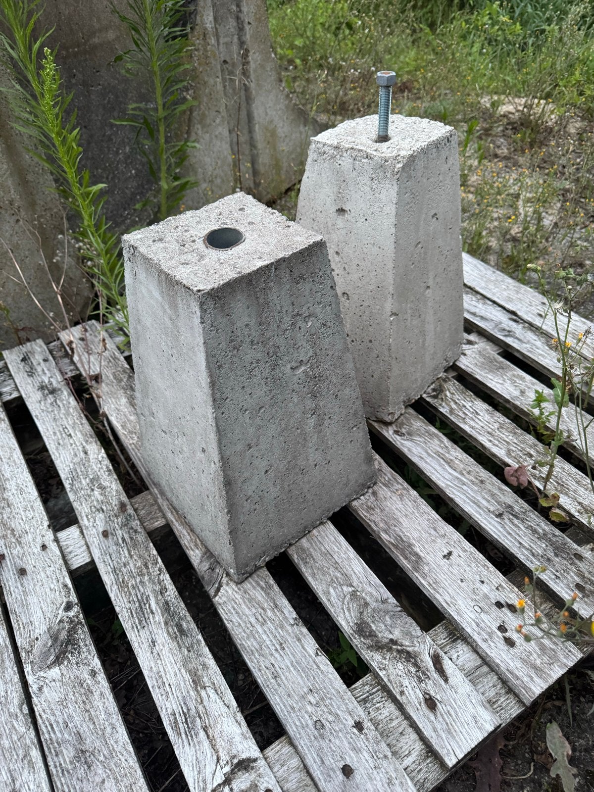 2 beton poeren 40 cm hoog, Ophalen, Gebruikt