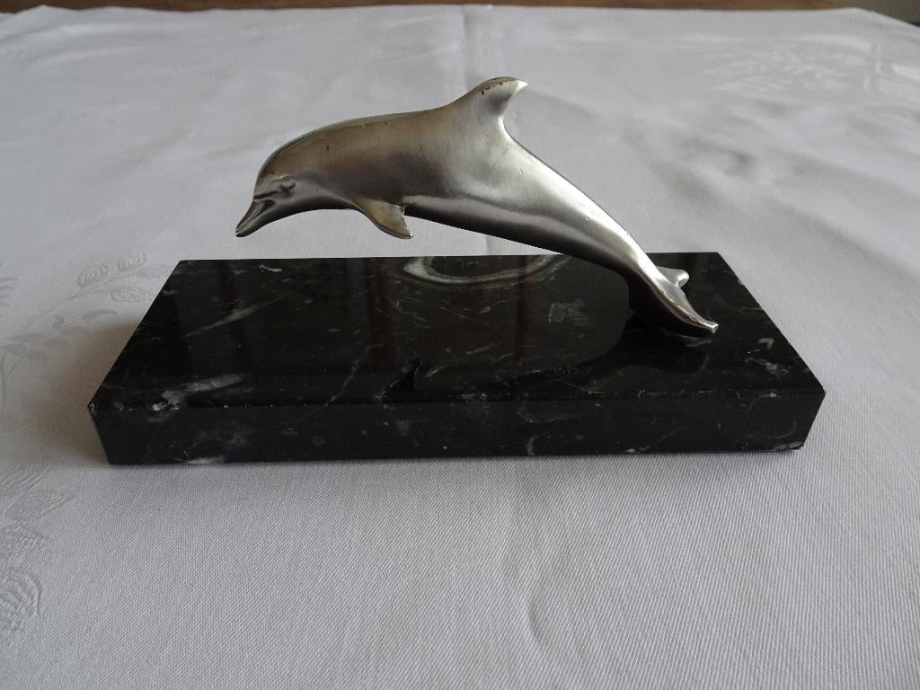 Dolfijn sculptuur op marmeren plaat, Antiek en Kunst, Kunst | Beelden en Houtsnijwerken, Ophalen of Verzenden