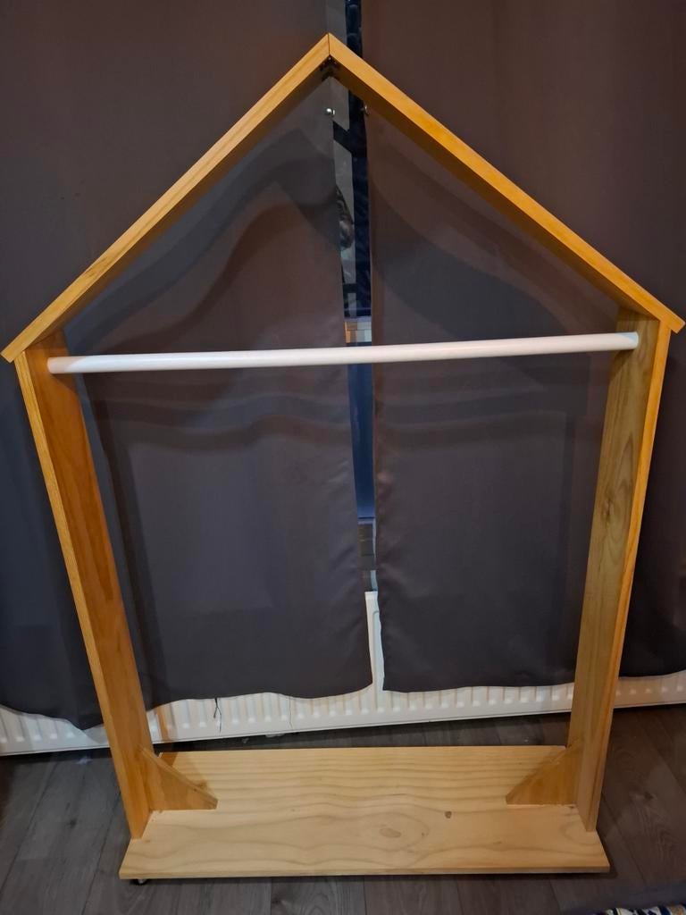Houten kledingrek in huisvorm, Kleding | Dames, Kledingrekken, Ophalen, Met wielen, Gebruikt