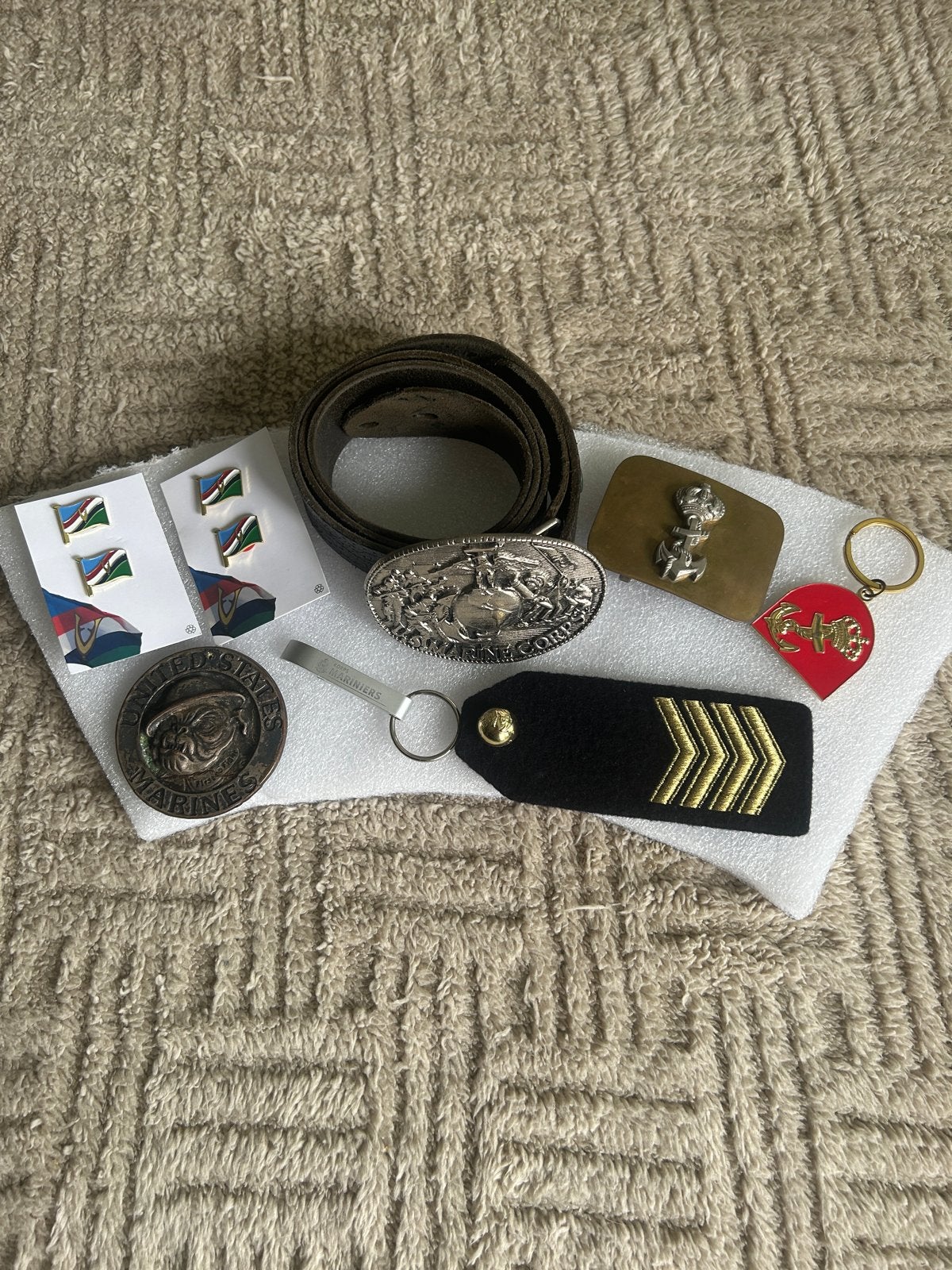 Diverse militaire insignes, riem en sleutelhangers, Ophalen of Verzenden, Overige soorten, Overige gebieden, Embleem of Badge