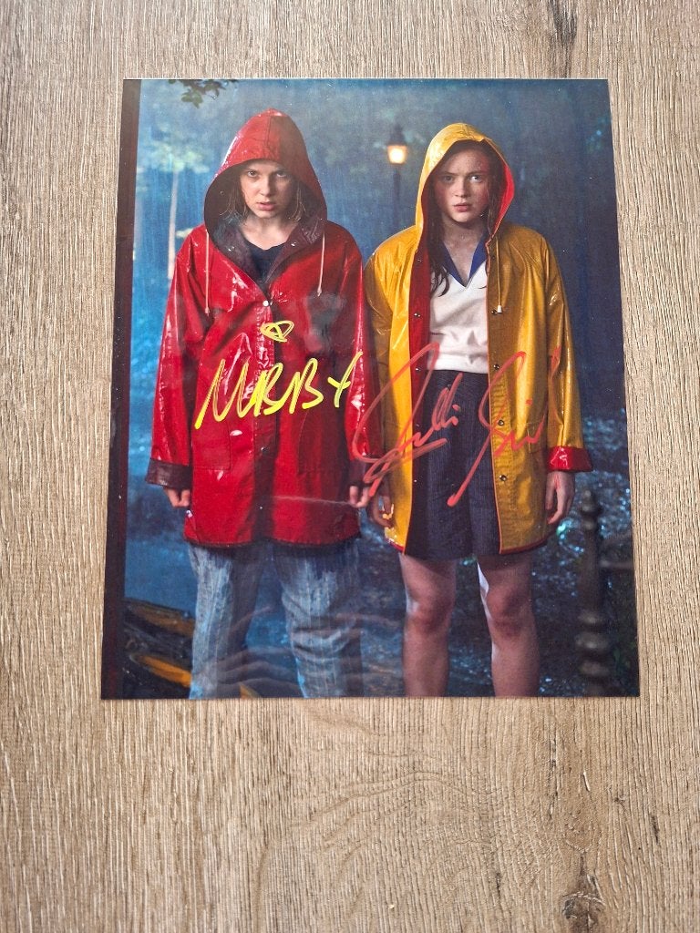 Foto met 2 handtekeningen (+ COA) Stranger things (Zeldzaam), Verzamelen, Film en Tv, Ophalen of Verzenden, Nieuw, Tv, Foto of Kaart