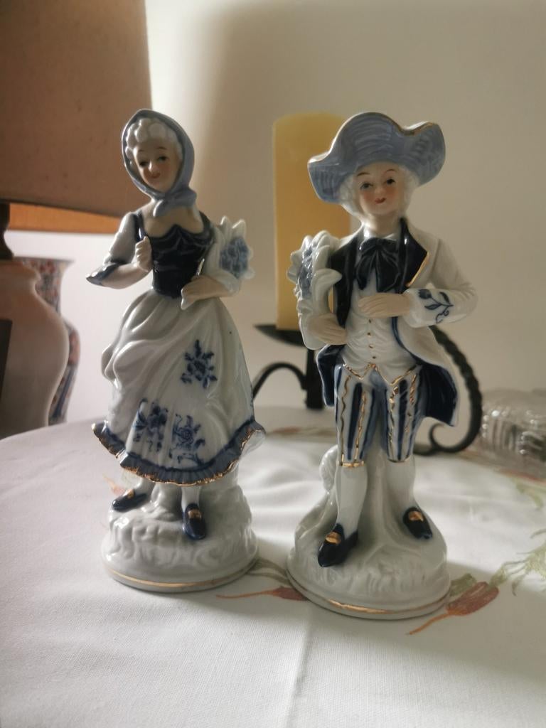 Twee porseleinen beeldjes man en vrouw, Antiek en Kunst, Antiek | Porselein, Ophalen of Verzenden