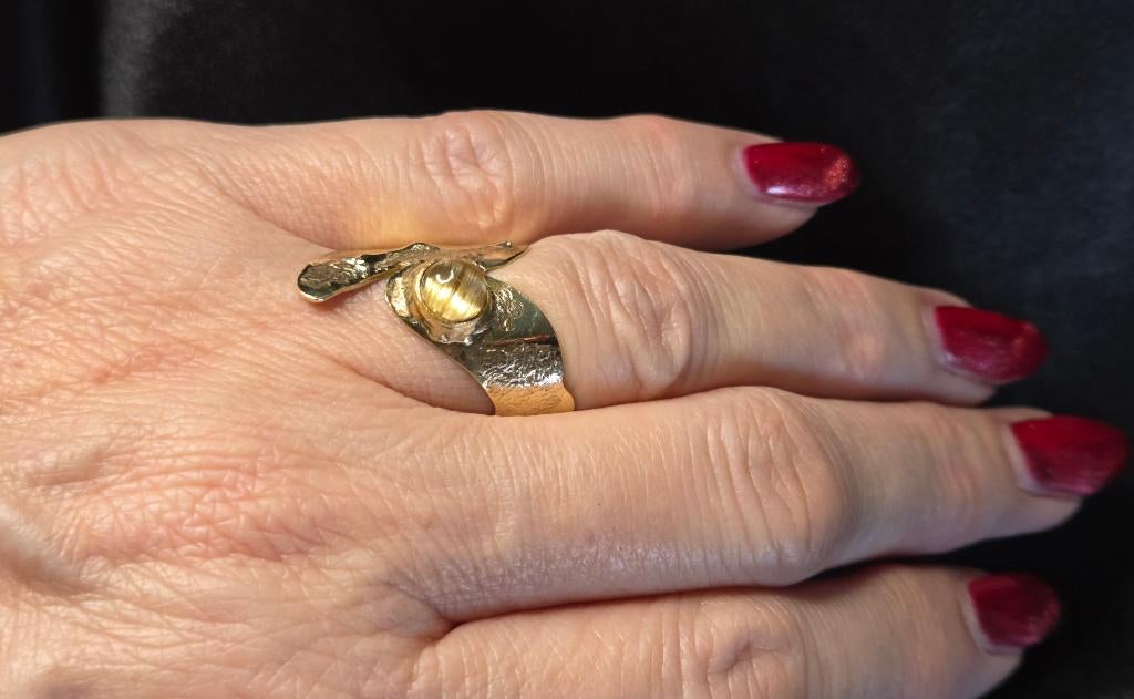 Antieke gouden  ring bezet met rutielkwarts-katoog. 2025/836, Ophalen of Verzenden, Goud, Ring, Met edelsteen