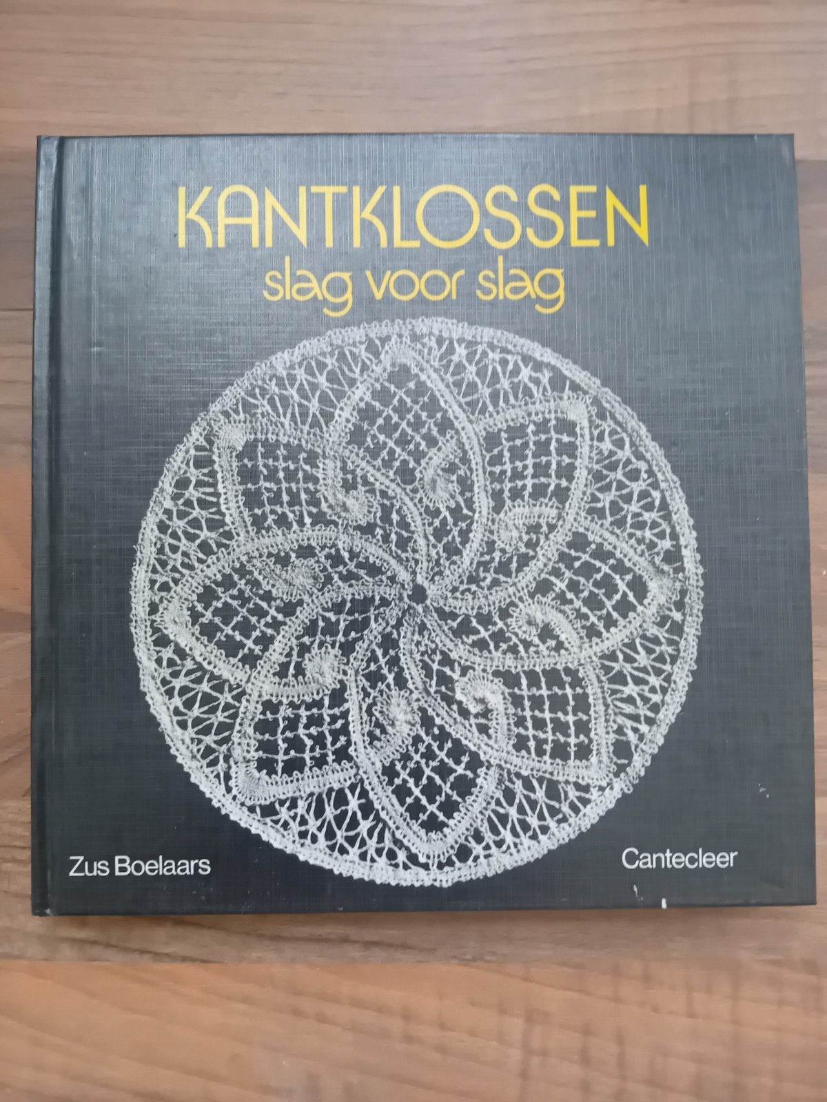 Kantklossen slag voor slag - Zus Boelaars - Hardcover, Ophalen of Verzenden, Gelezen, Overige onderwerpen, Zus Boelaars