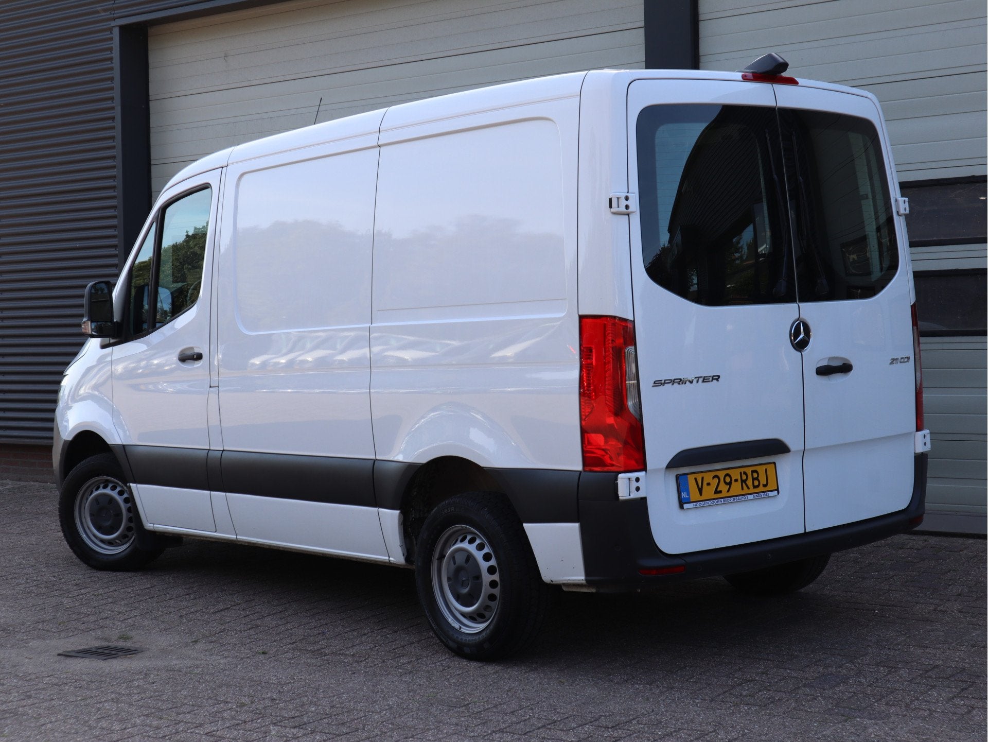 Mercedes-Benz Sprinter 211 CDI Euro 6 - L1H1 - MBUX - Camera, Auto's, Bestelauto's, Voorwielaandrijving, Stof, Gebruikt, Euro 6
