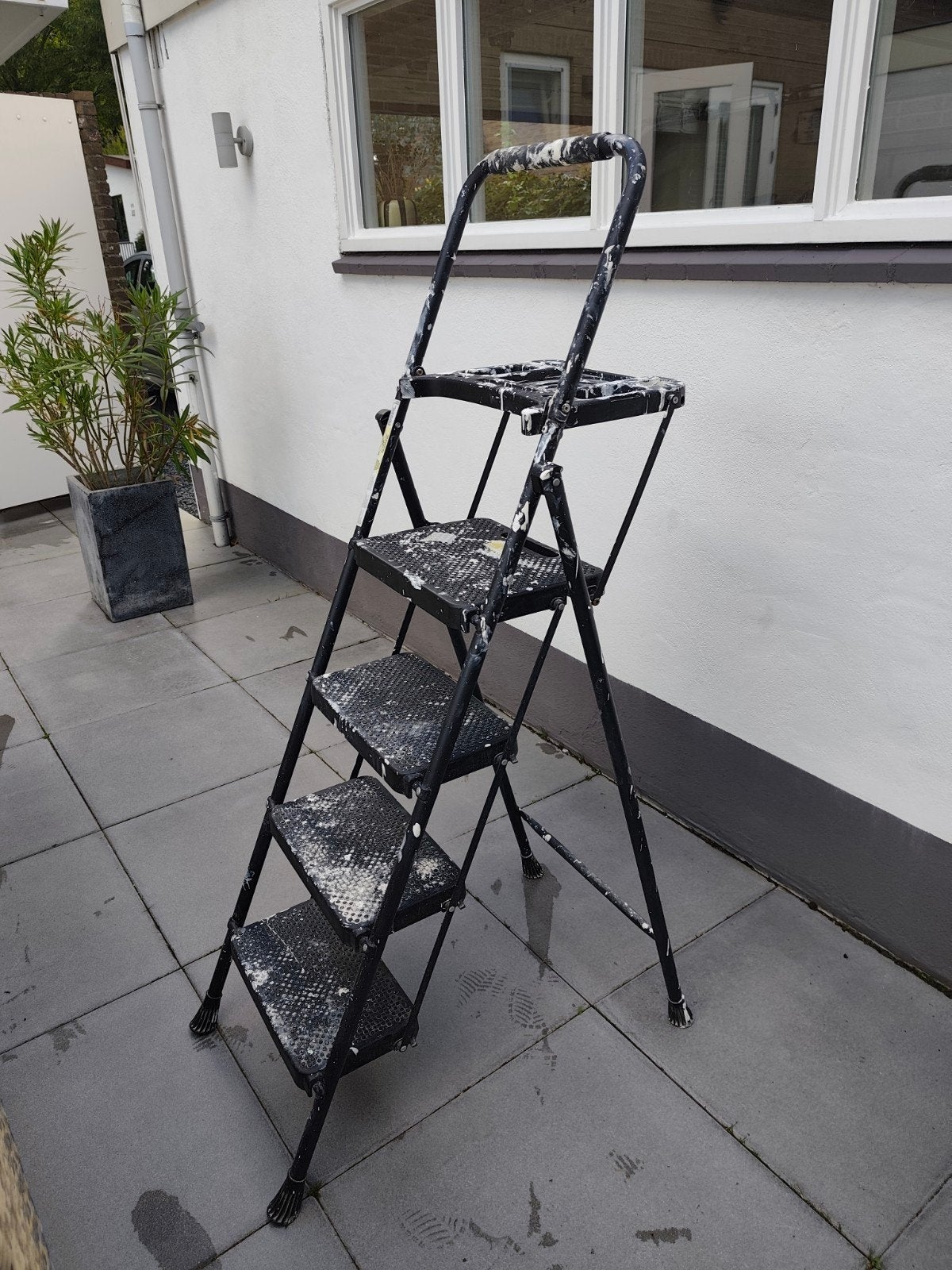 Gebruikte RUNE zwarte ladder met 4 treden en plateau, Ophalen of Verzenden