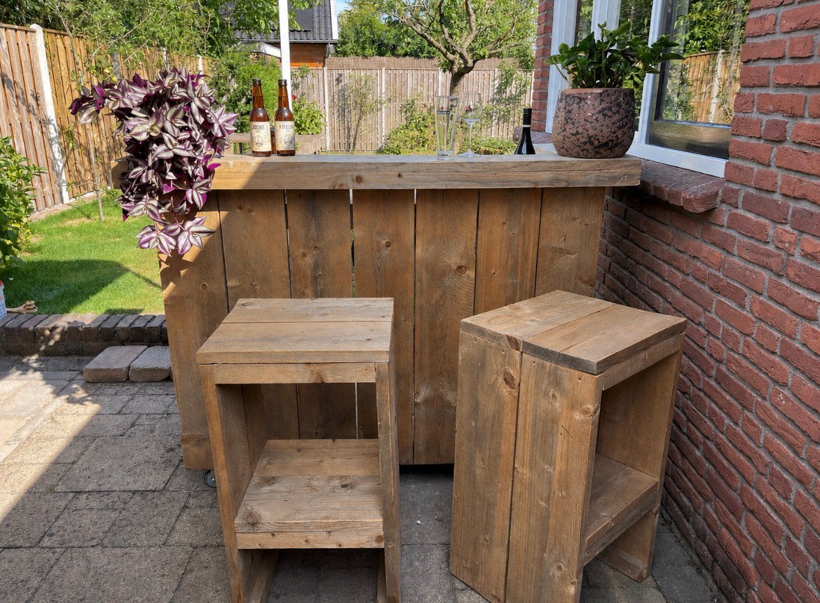 Zelfgemaakte bar met 2 barstoelen en koelkastruimte, Ophalen, Zo goed als nieuw, Inclusief barstoelen