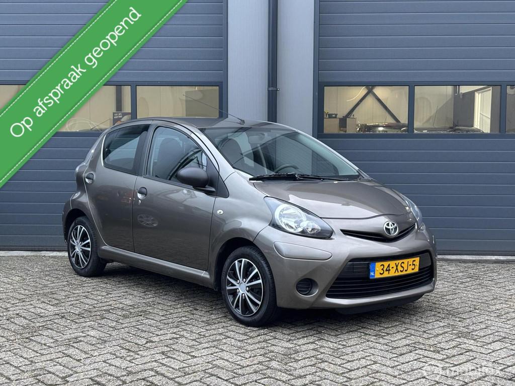 Toyota Aygo 1.0 VVT-i Comfort Uitvoering // Bwj 2012, Auto's, Voorwielaandrijving, Euro 5, Bruin, 4 stoelen