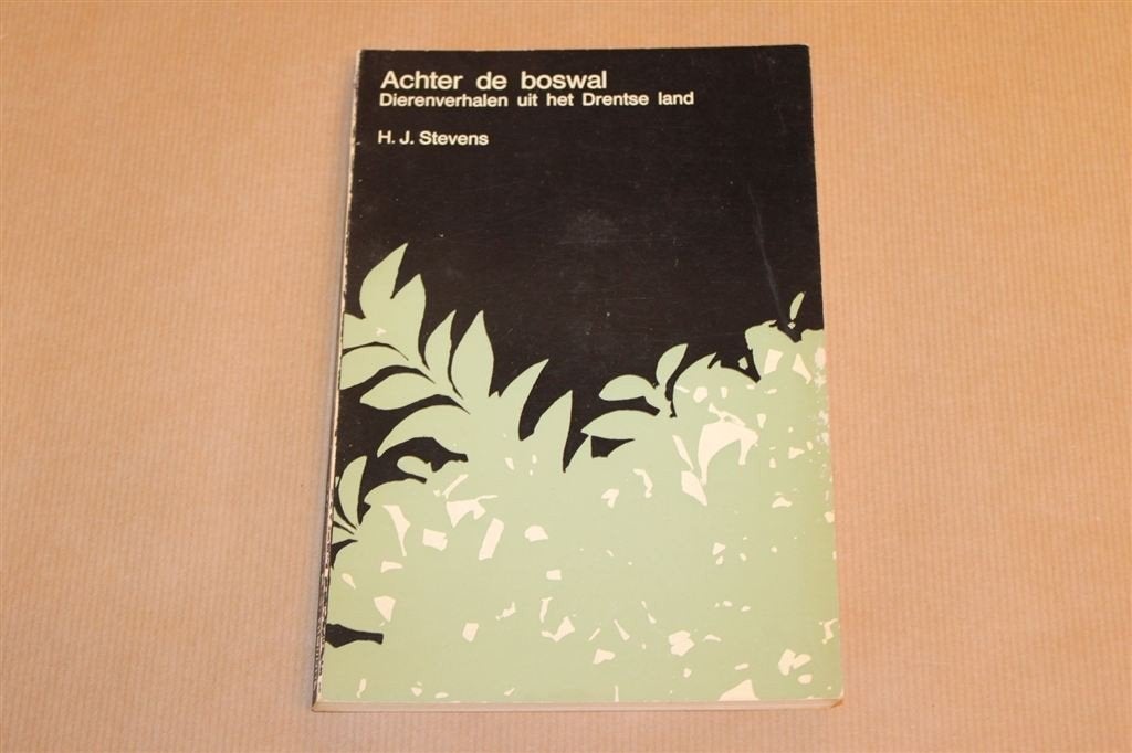 Achter de Boswal — Drentse Dierenverhalen 1970 Stevens, Ophalen of Verzenden, Gelezen