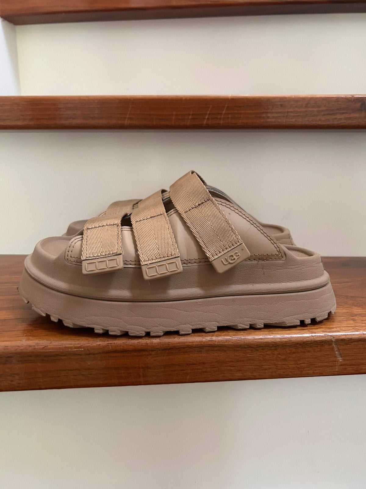 UGGs sandalen beige-camel maat 37, Beige, Zo goed als nieuw, Sandalen of Muiltjes, Ophalen of Verzenden