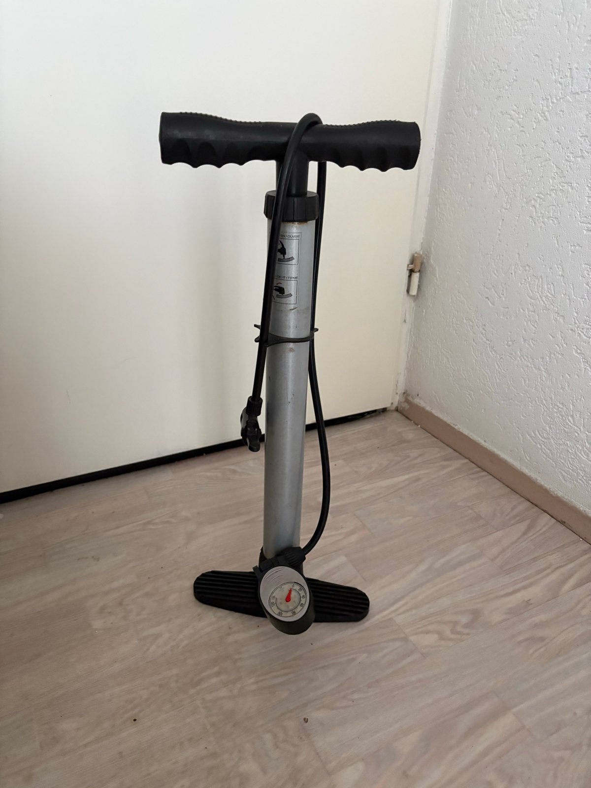 Stevige fietspomp met drukmeter (vloerpomp), Ophalen of Verzenden, Drukmeter, Gebruikt