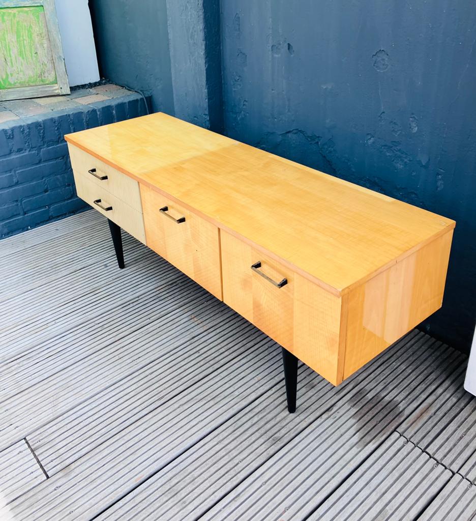 Laag vintage dressoir van blond fineer, Ophalen