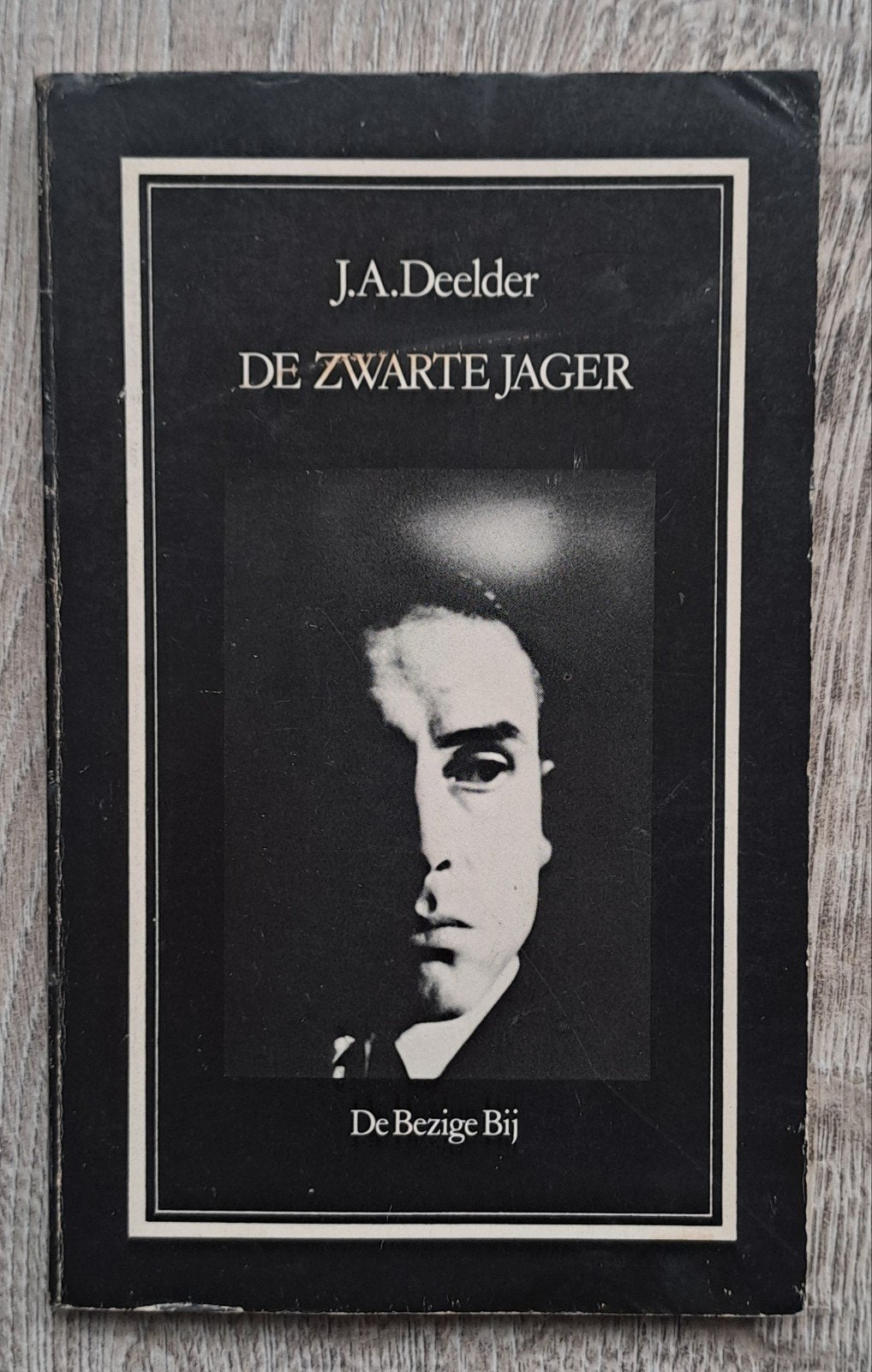 Deelder - De zwarte jager /GESIGNEERD, Verzenden, Gelezen