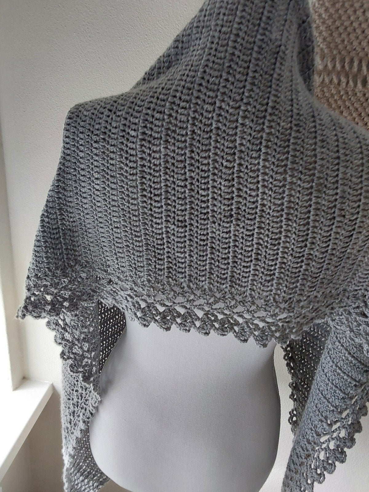 gehaakte schouderdoek. - grijs -, Ophalen of Verzenden, Nieuw, Haken, Wol of Garen