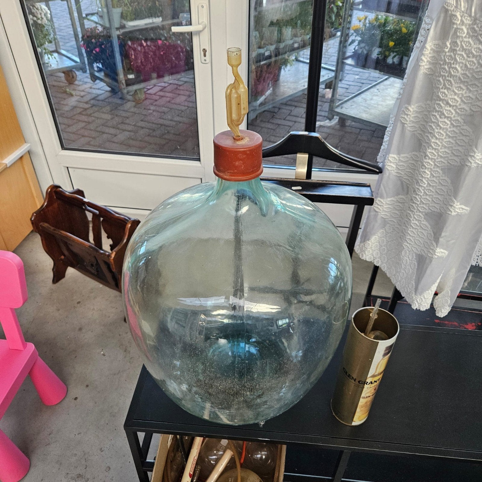Grote glazen fles met laboratoriumbenodigdheden, Ophalen