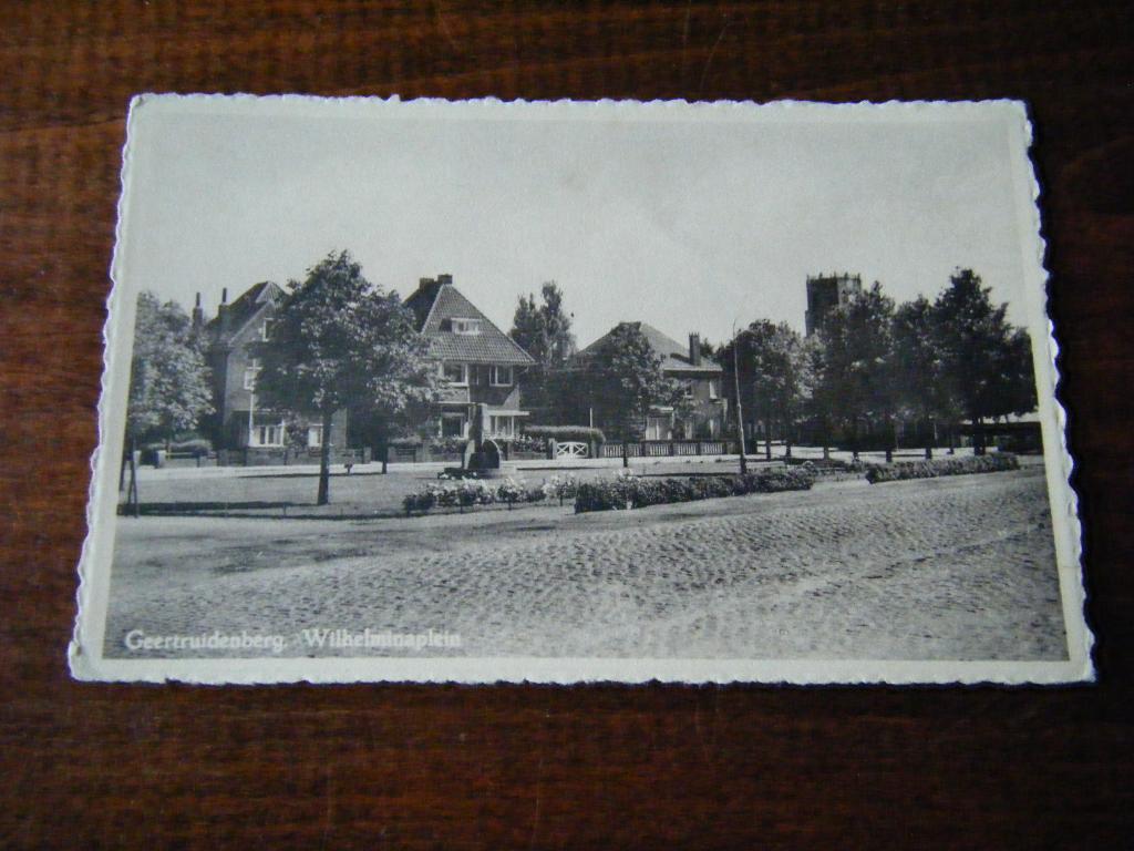 R35 - Geertruidenberg - Wilhelminaplein - Mooi/Oud, Verzamelen, Ansichtkaarten | Nederland, Ophalen of Verzenden, 1940 tot 1960