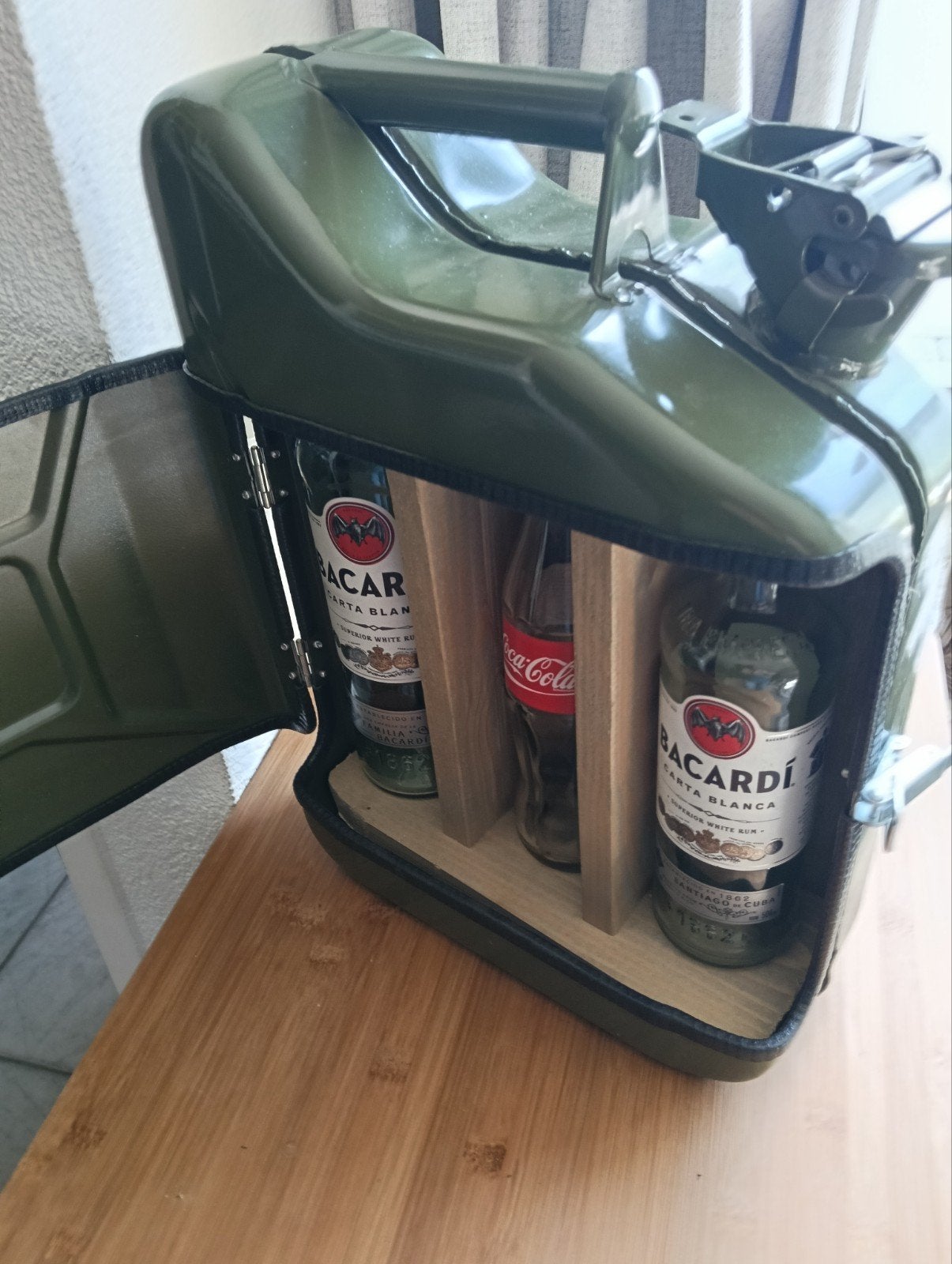 minibar Jerrycan Bar, Ophalen
