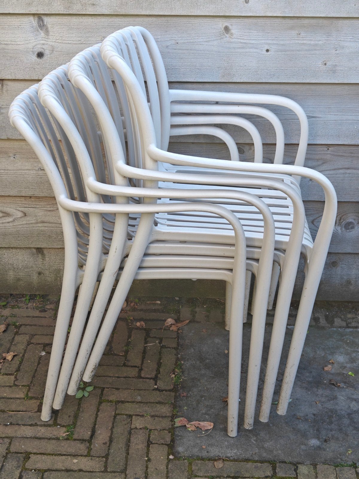 4 kunststof tuinstoelen Fleur vd Karwei, Ophalen, Zo goed als nieuw, Stapelbaar