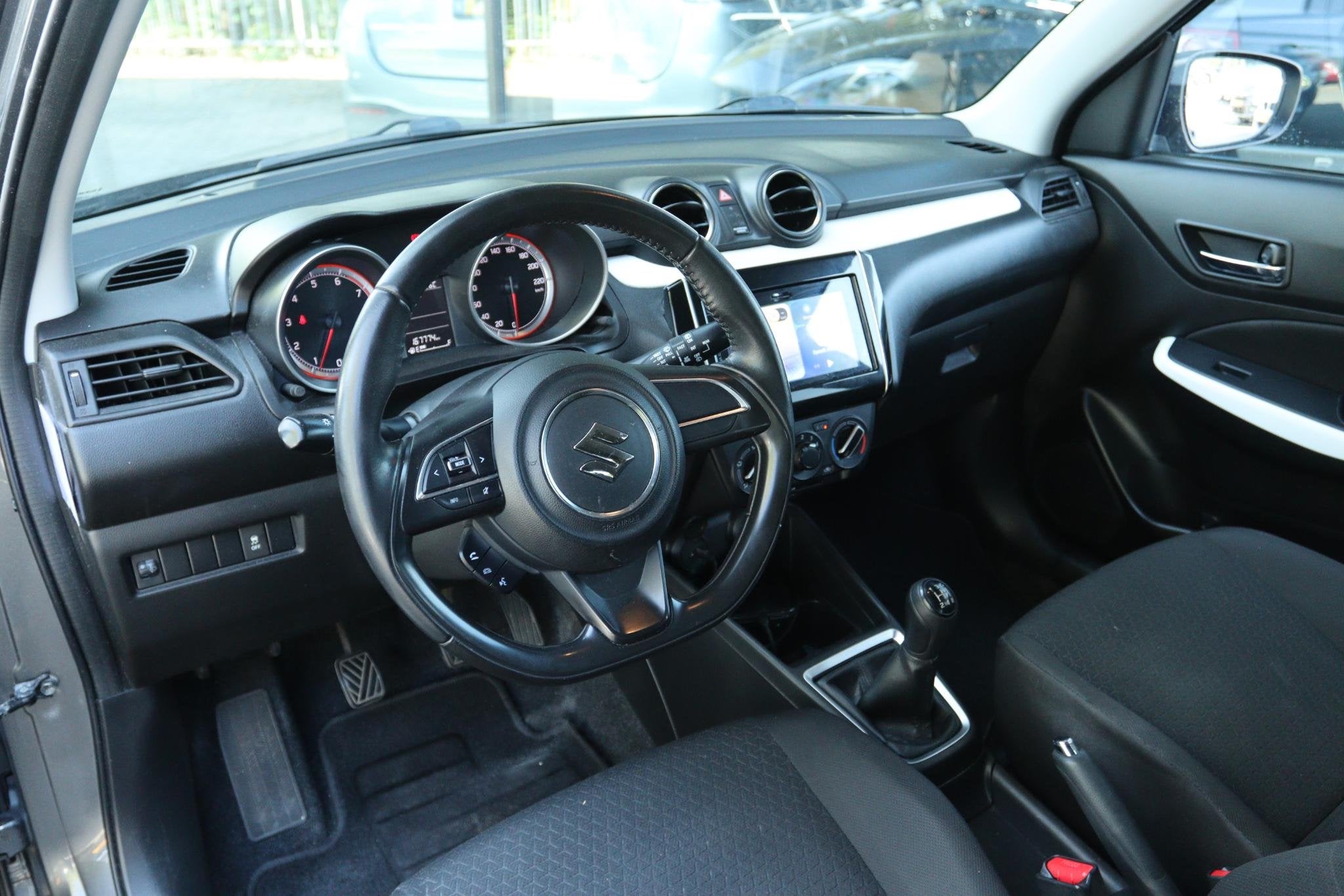 SUZUKI SWIFT 1.2 SELECT | CARPLAY | CAMERA | STOELVERW. | AI, Auto's, Voorwielaandrijving, Stof, Gebruikt, 4 cilinders