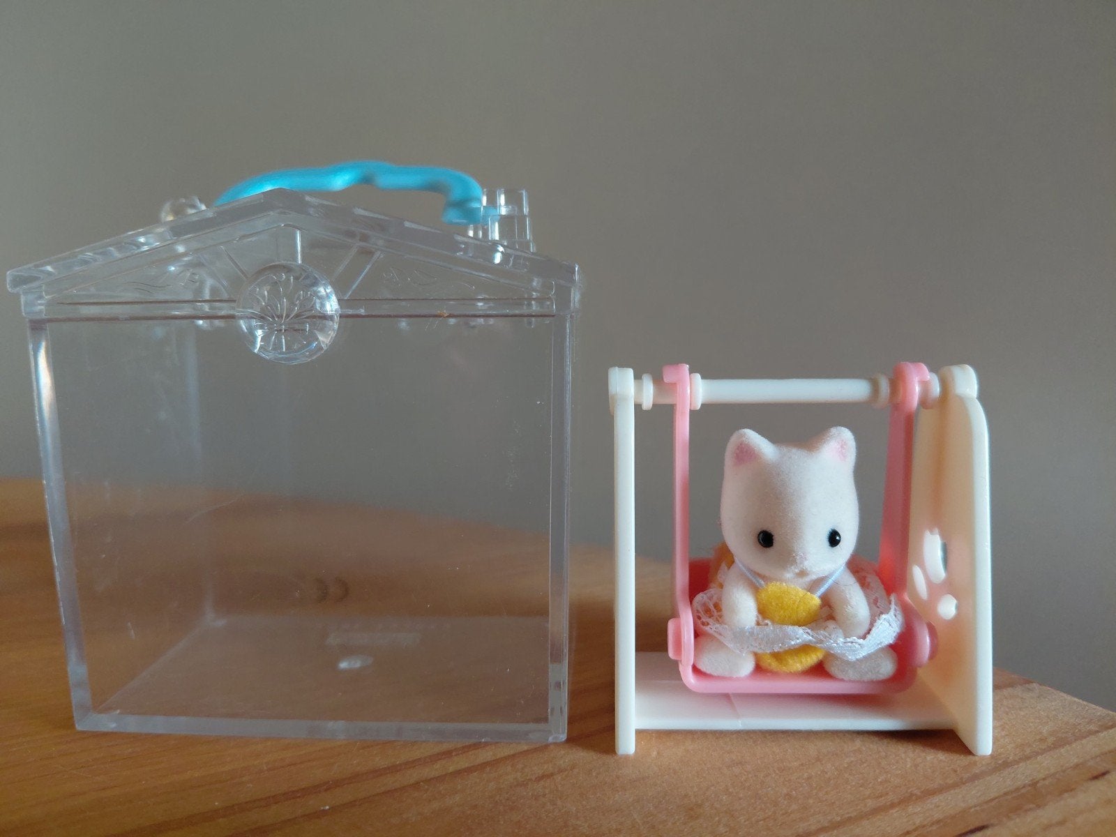 Sylvanian Families babykat/schommel/giftbox compleet, Ophalen of Verzenden, Zo goed als nieuw